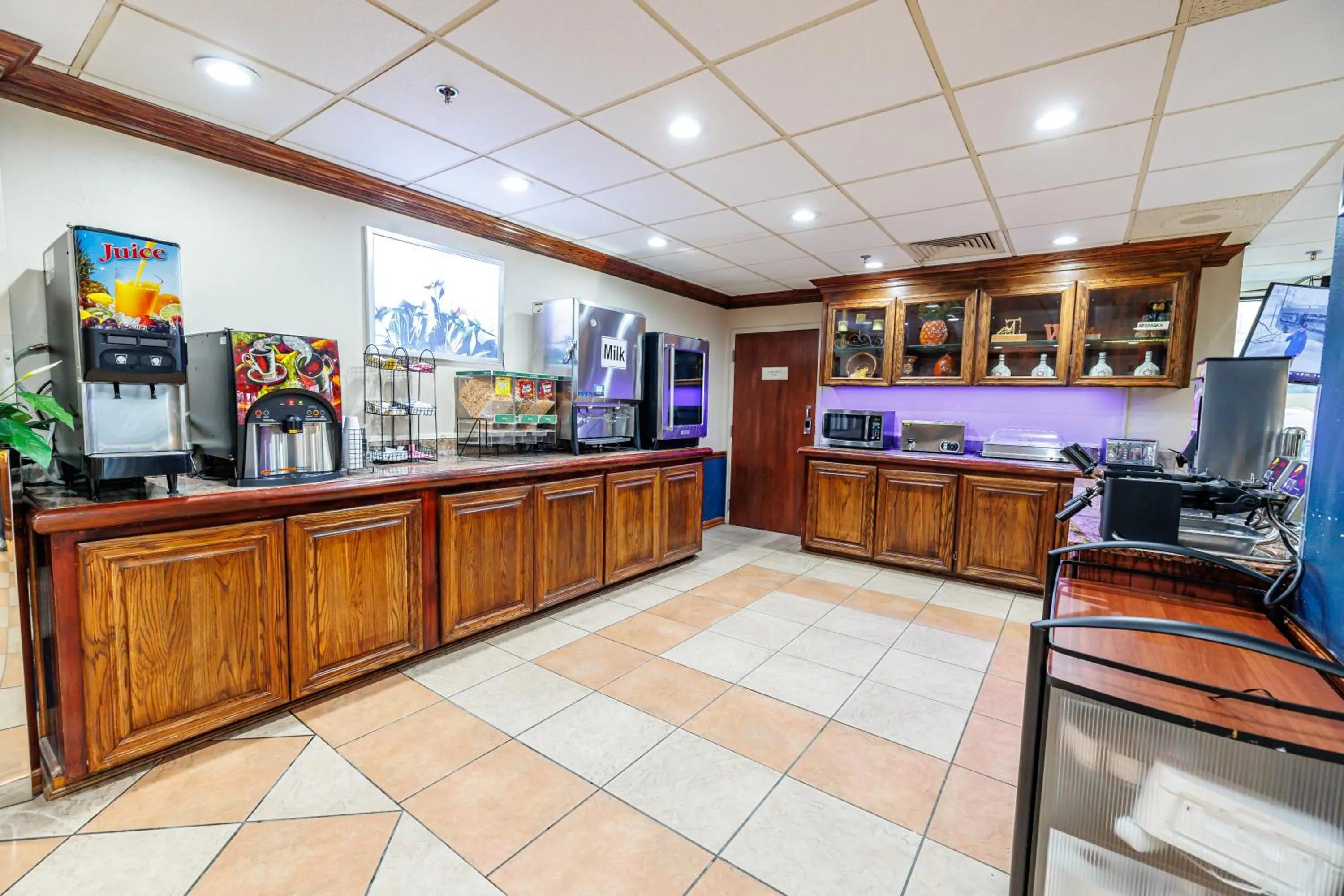 Breakfast in New Victorian Inn & Suites Omaha