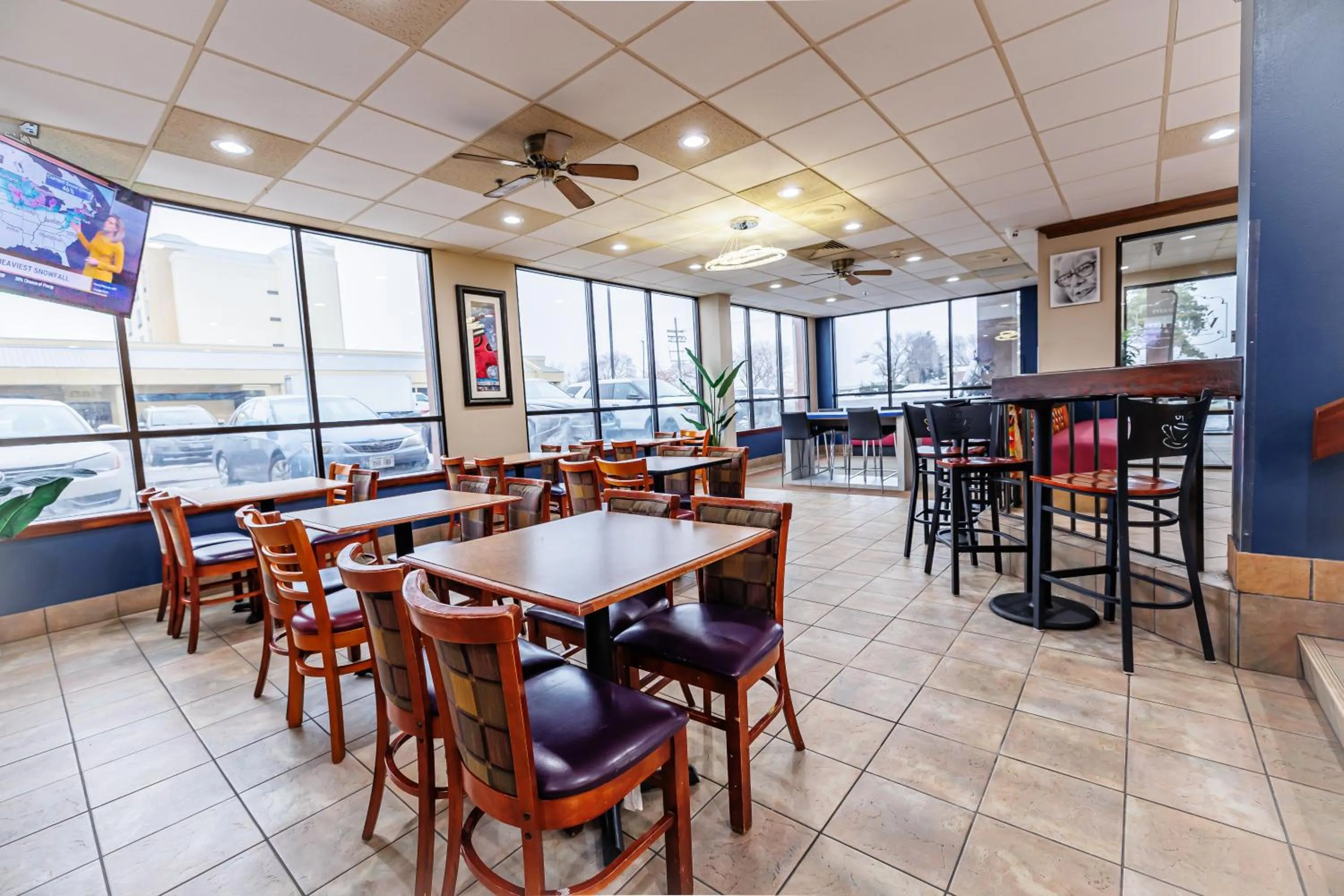 Restaurant/places to eat in New Victorian Inn & Suites Omaha