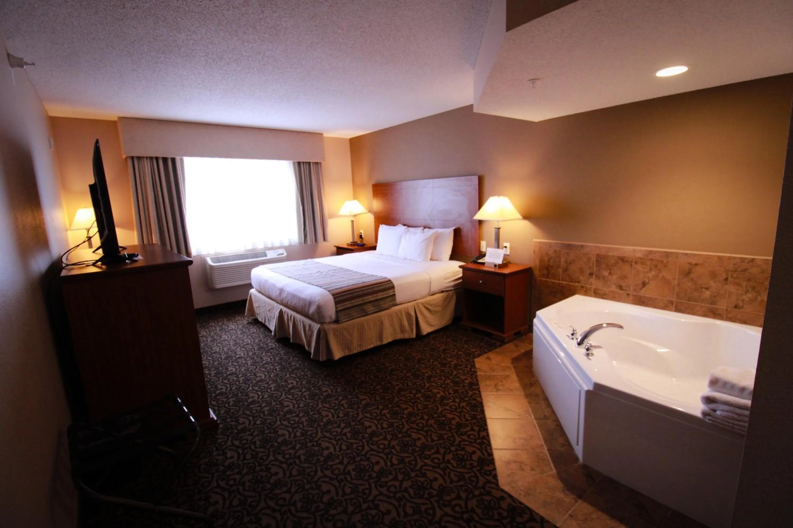 Hot Tub, Bed in Canby Inn and Suites