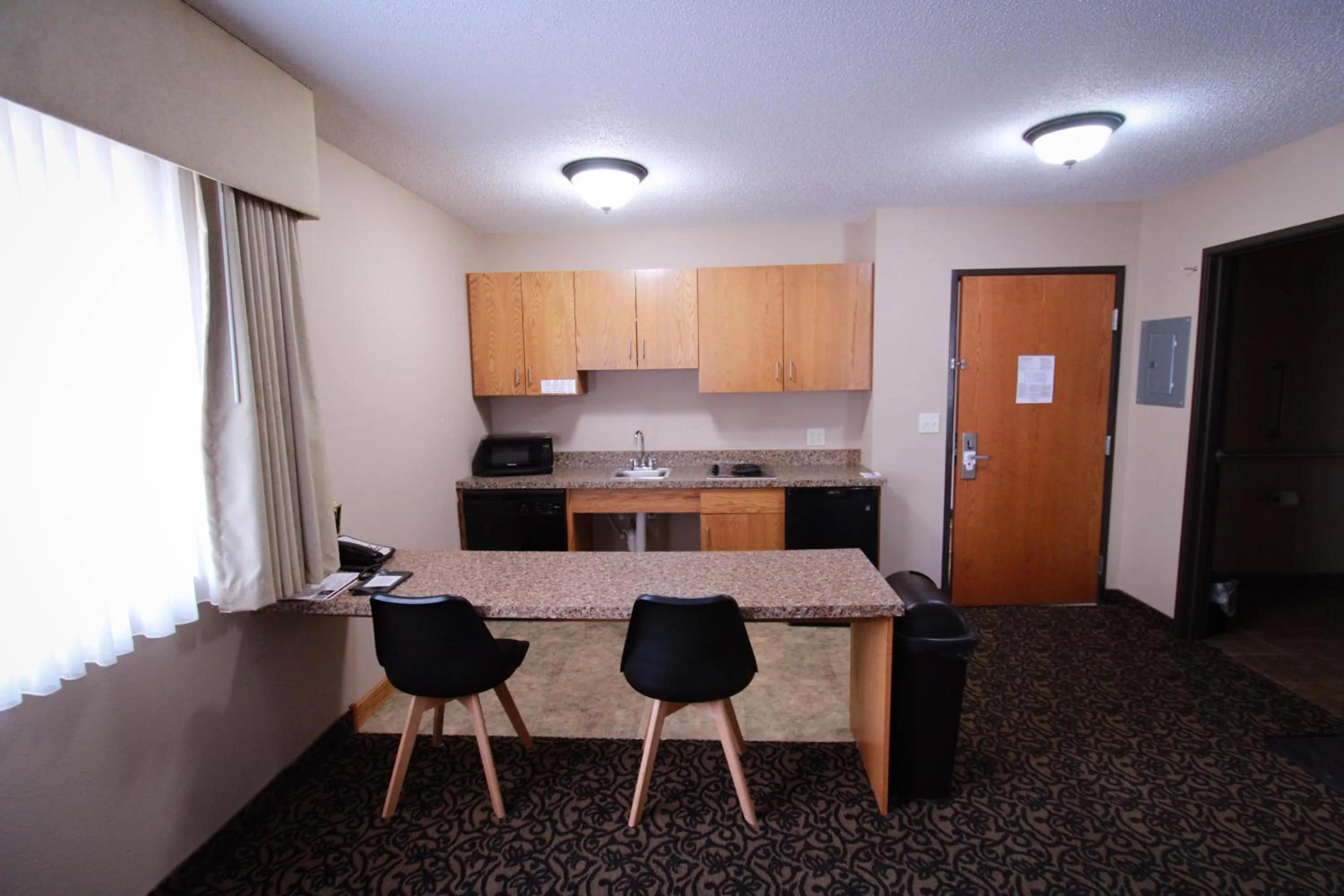 Kitchen or kitchenette in Canby Inn and Suites
