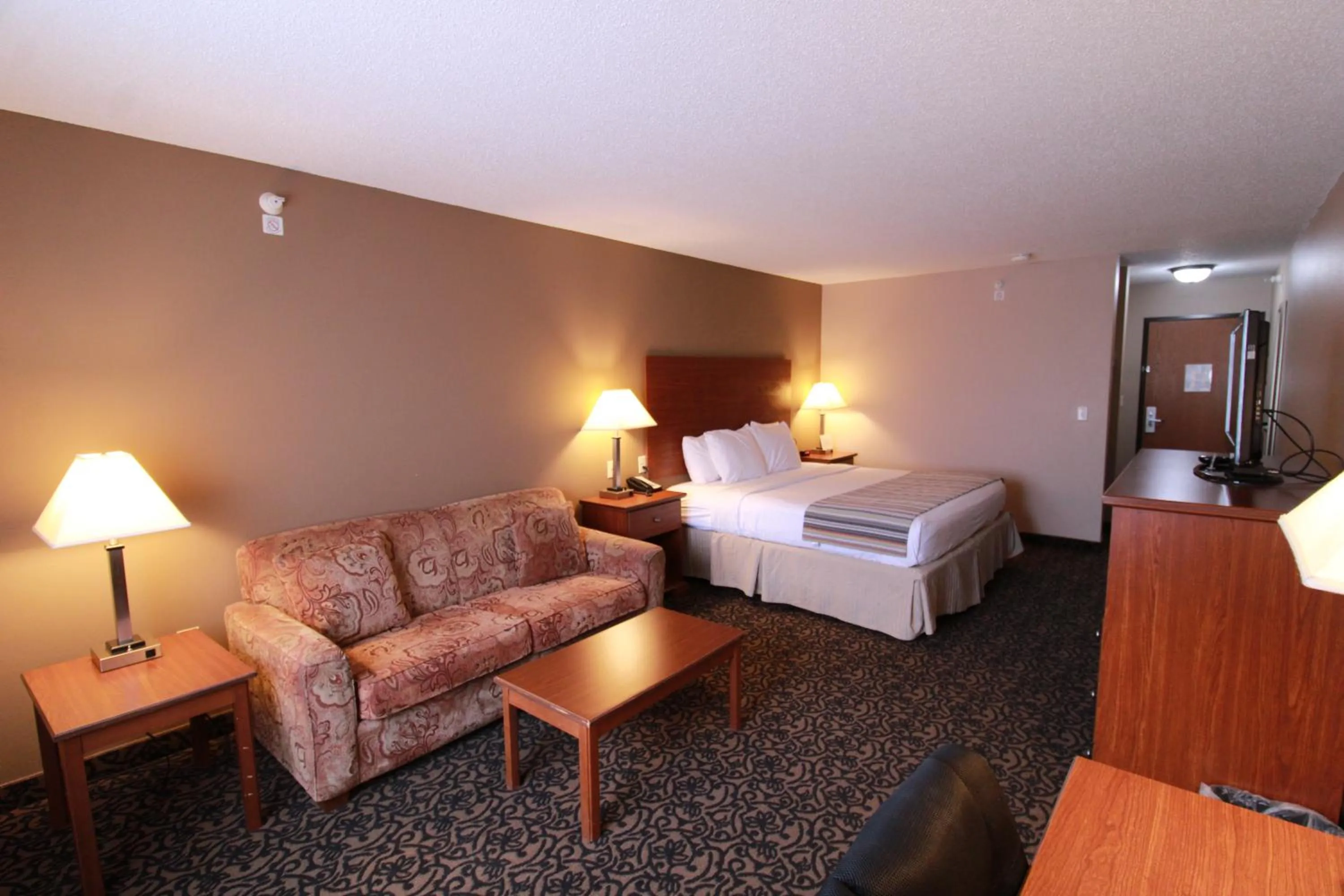 Photo of the whole room, Bed in Canby Inn and Suites
