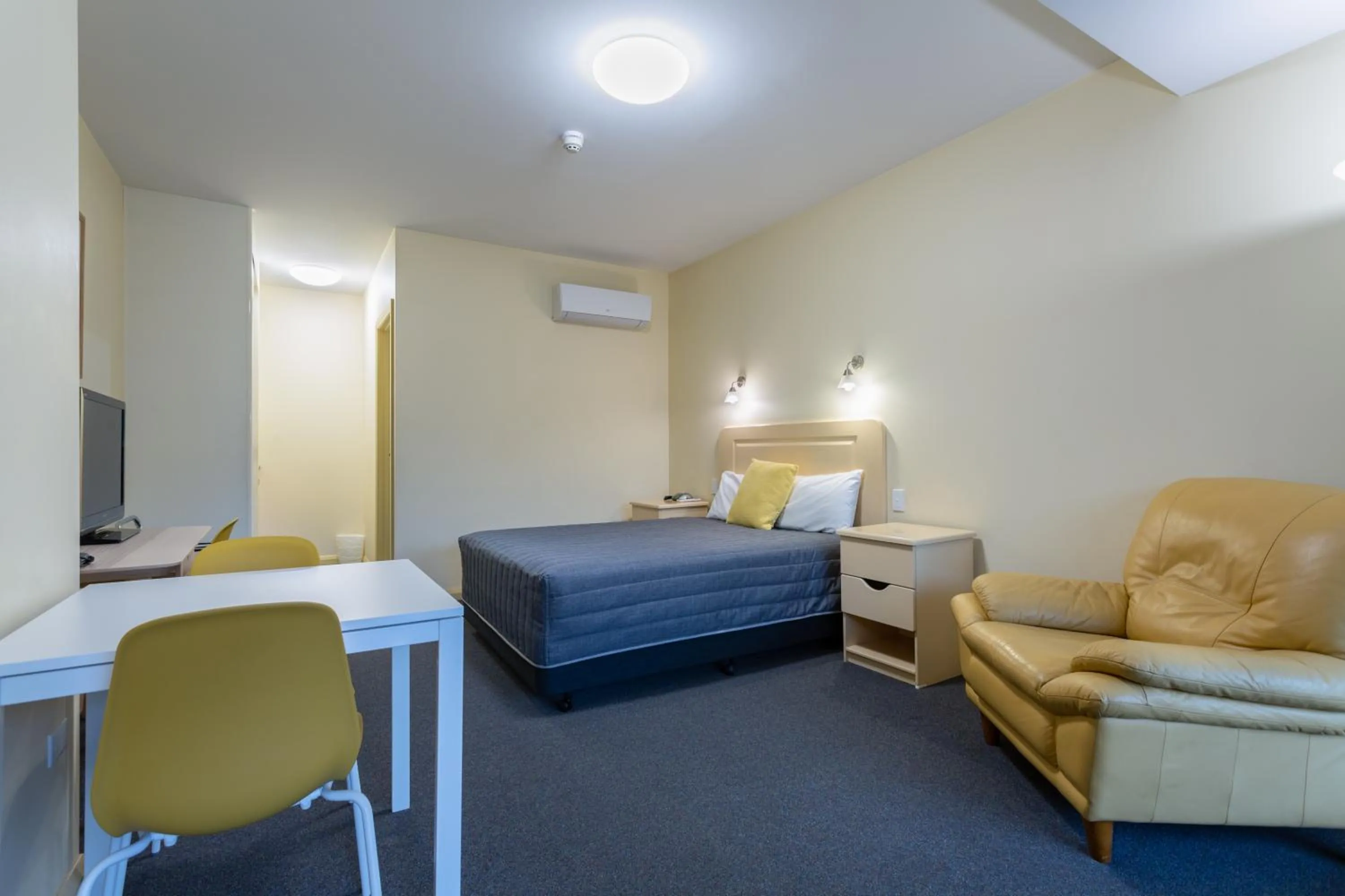 Photo of the whole room, Bed in Mayfair Plaza Motel and Apartments