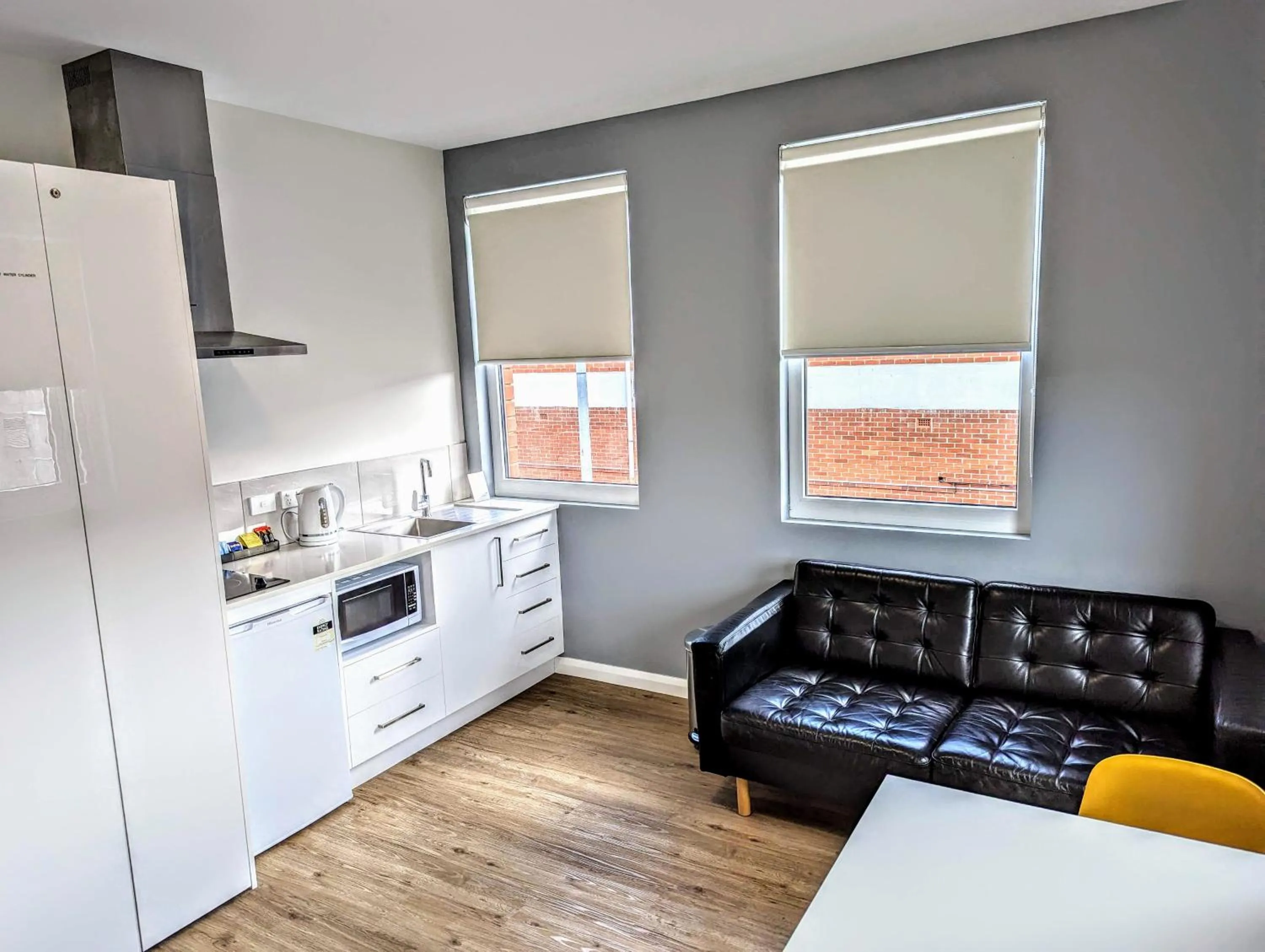 Kitchen or kitchenette in Mayfair Plaza Motel and Apartments