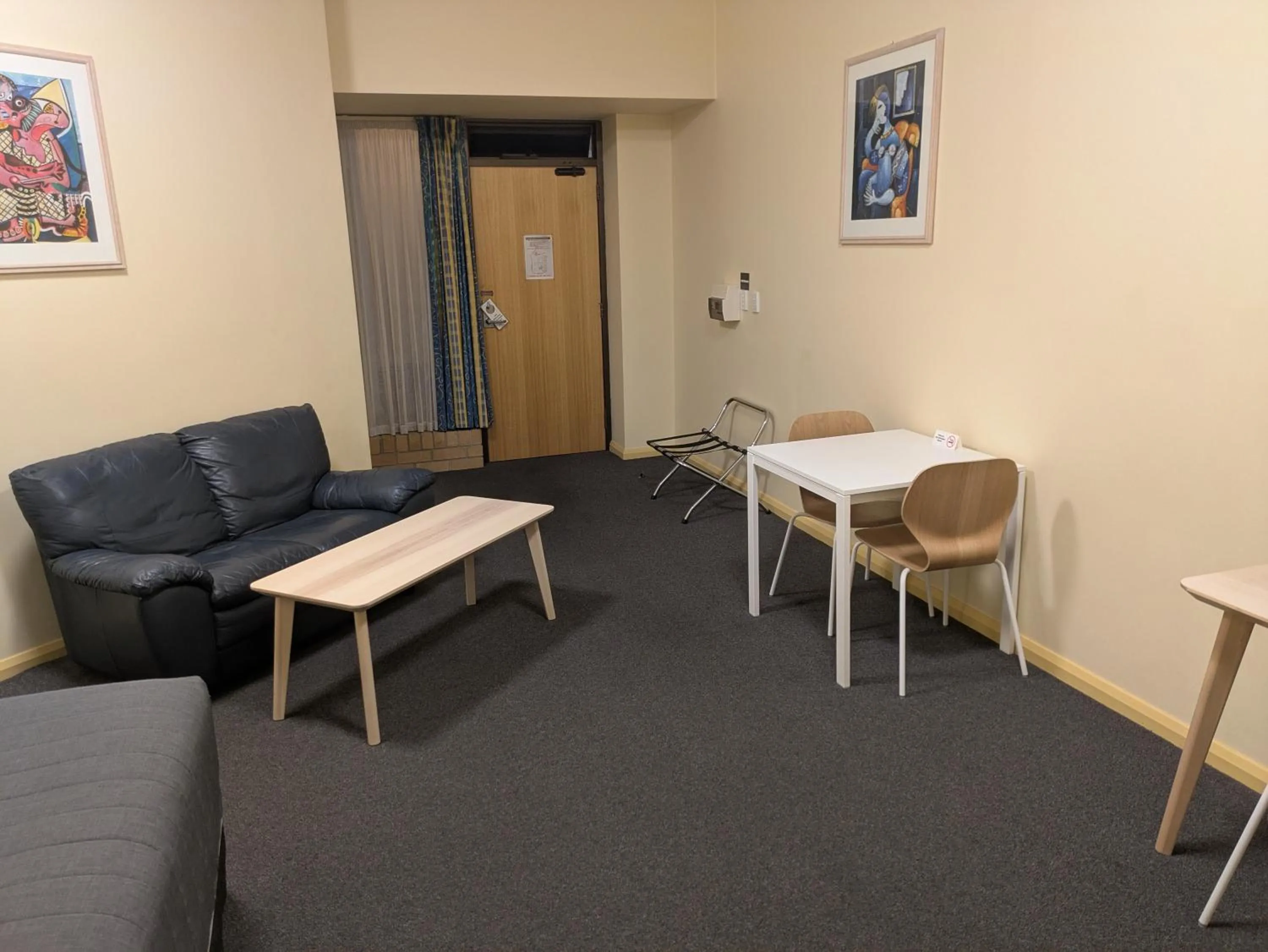 Living room in Mayfair Plaza Motel and Apartments