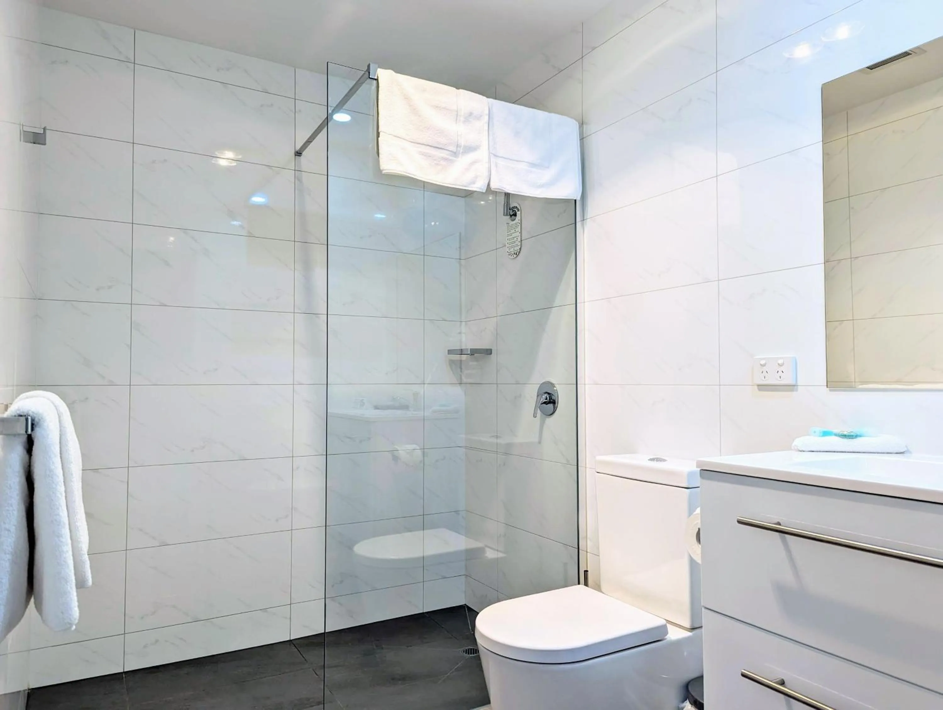 Shower in Mayfair Plaza Motel and Apartments