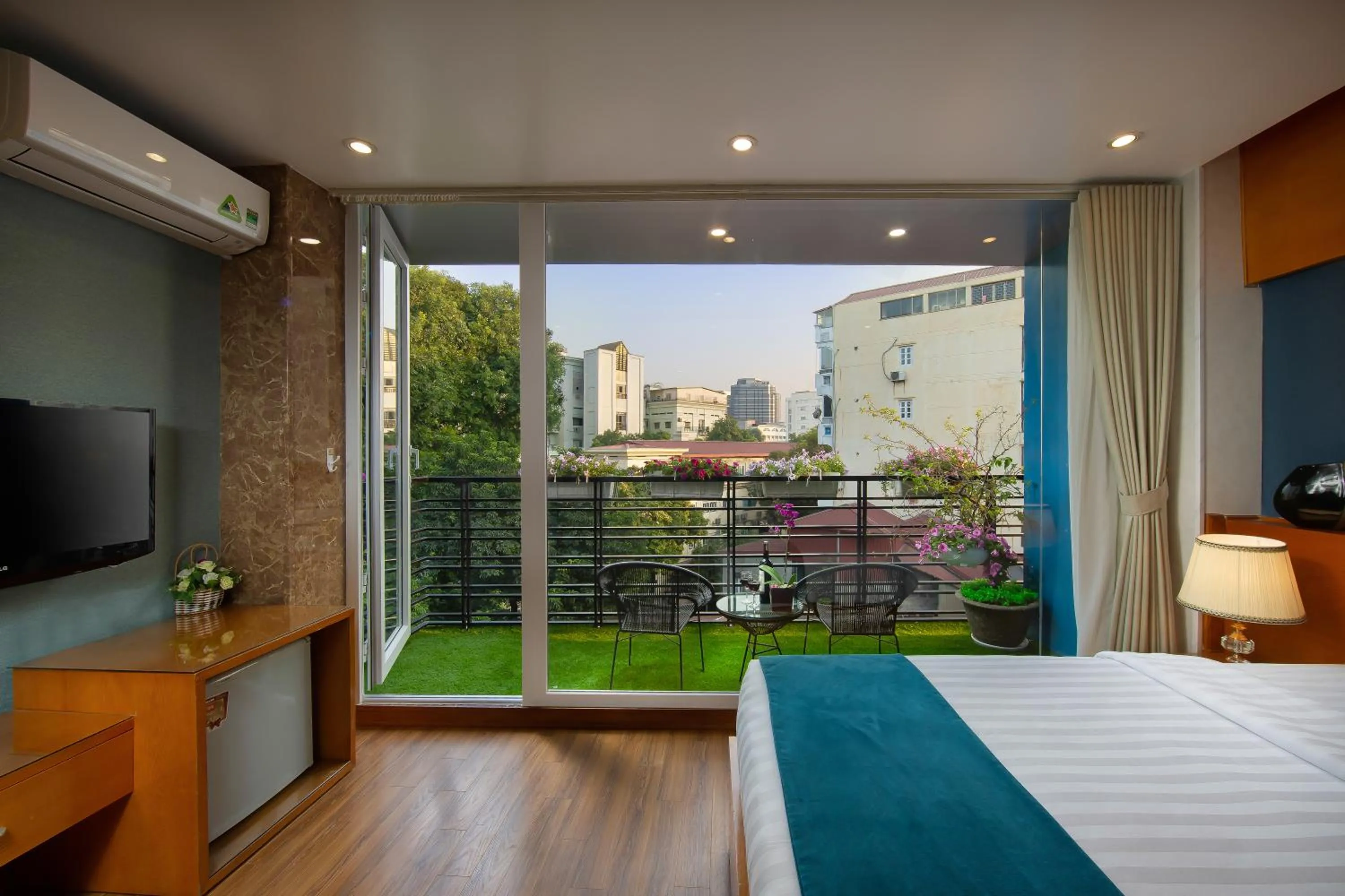 Balcony/Terrace, Bed in Hanoi Lotus Boutique Hotel