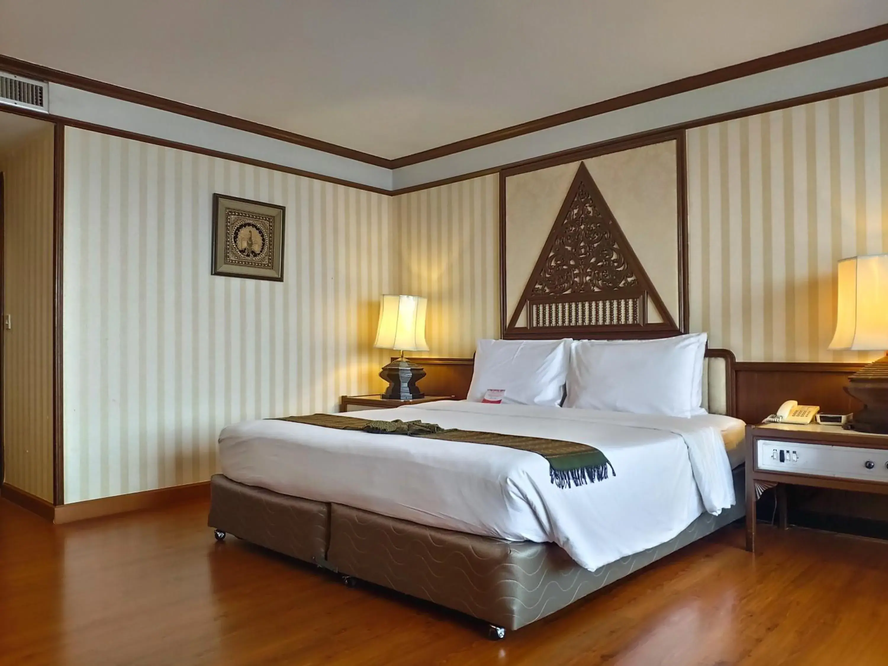 Deluxe Double Room in Chiang Mai Orchid Hotel Deluxe Double Room in Chiang Mai Orchid Hotel