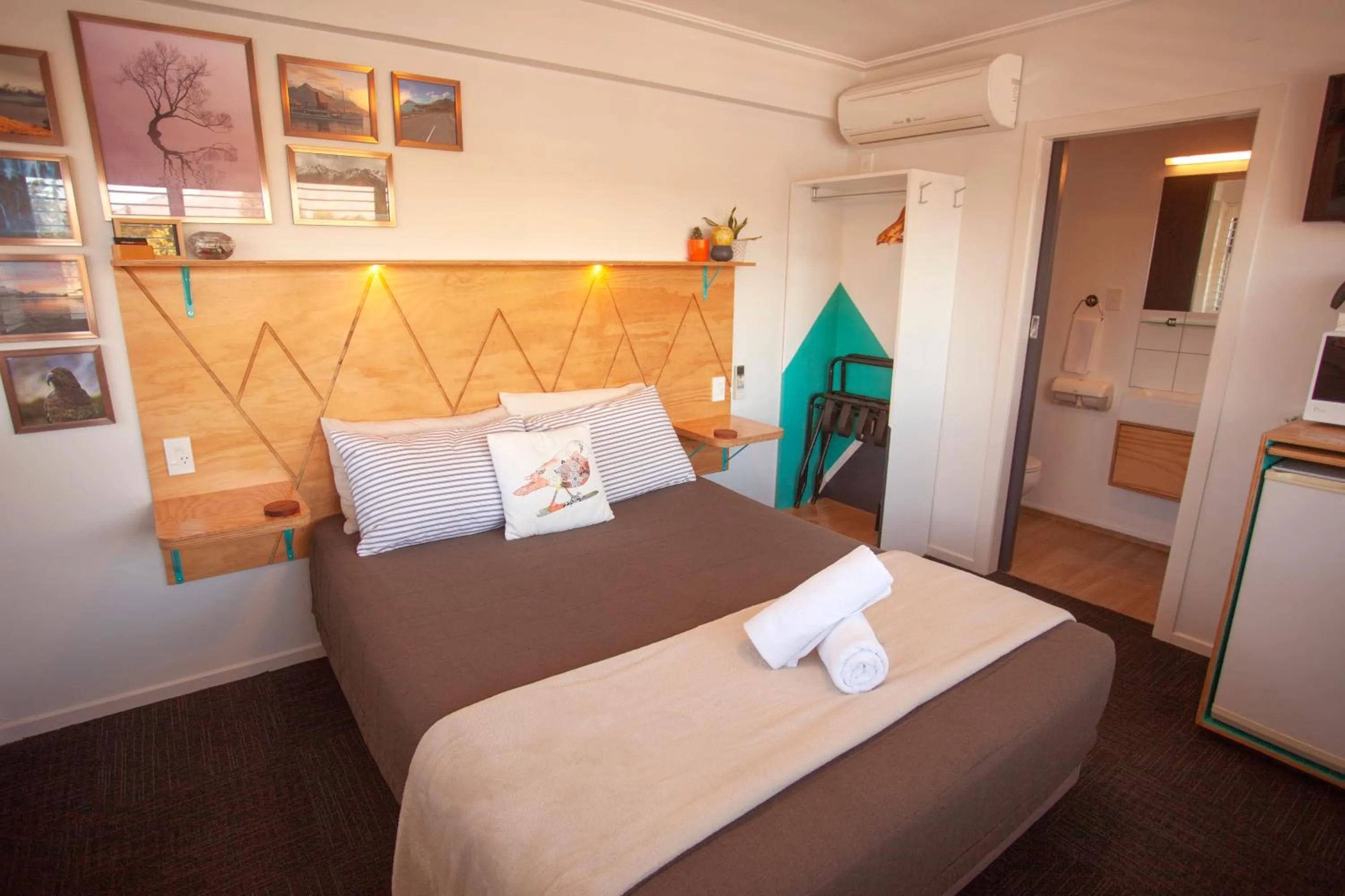 Toilet, Bed in Absoloot Hostel Queenstown