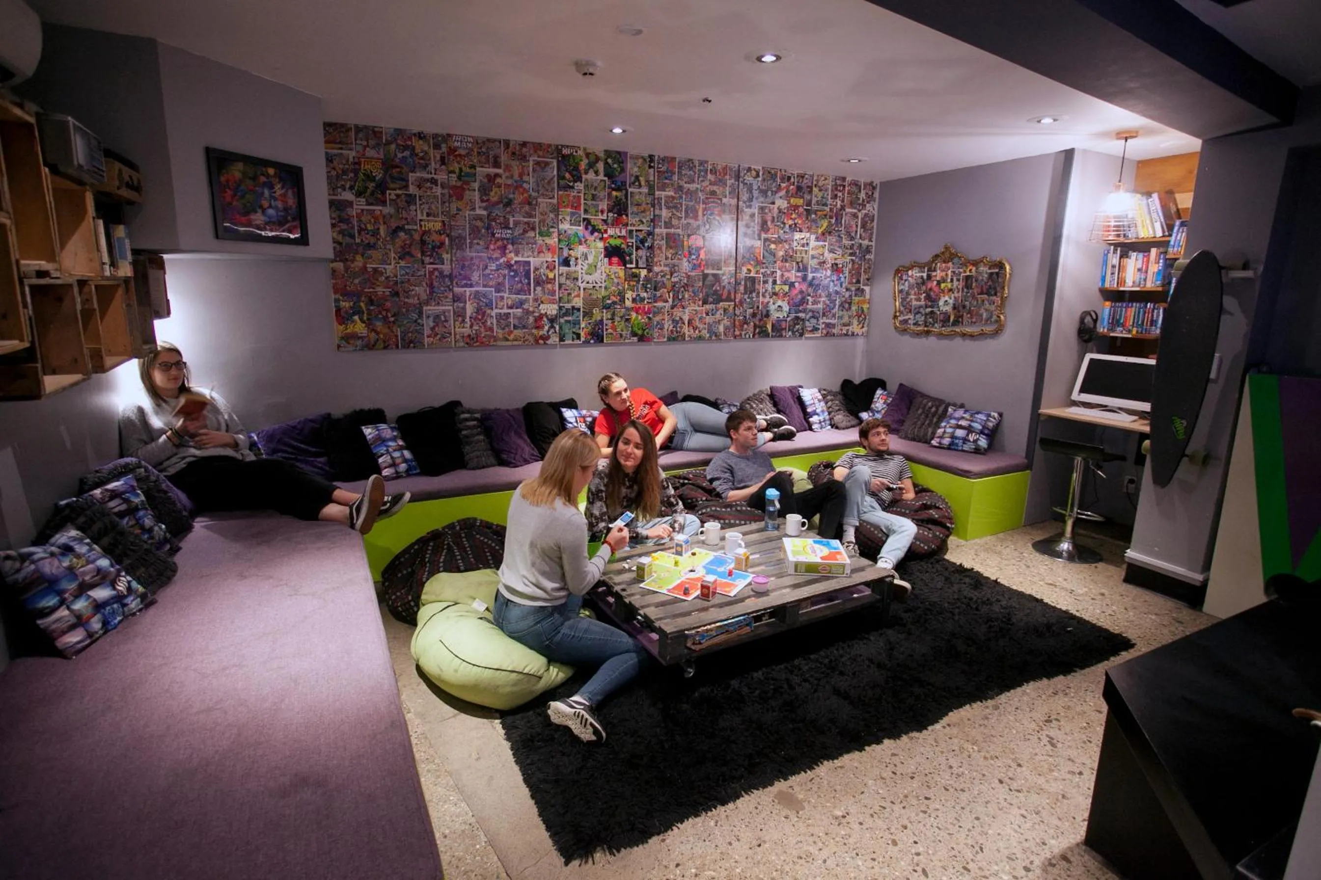 Communal lounge/ TV room in Absoloot Hostel Queenstown