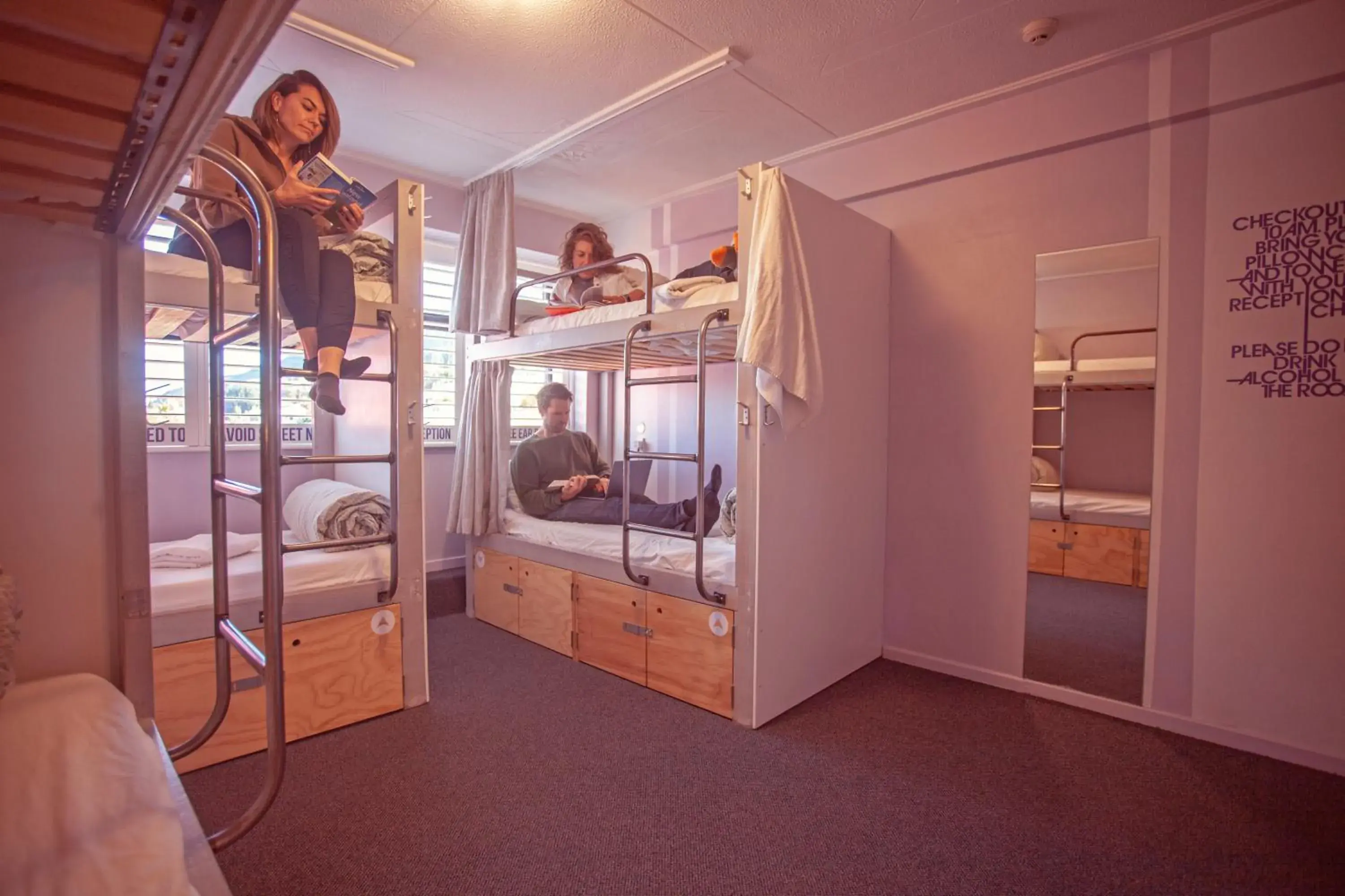 Single Bed in 6 Bed En-Suite Room in Absoloot Hostel Queenstown Single Bed in 6 Bed En-Suite Room in Absoloot Hostel Queenstown