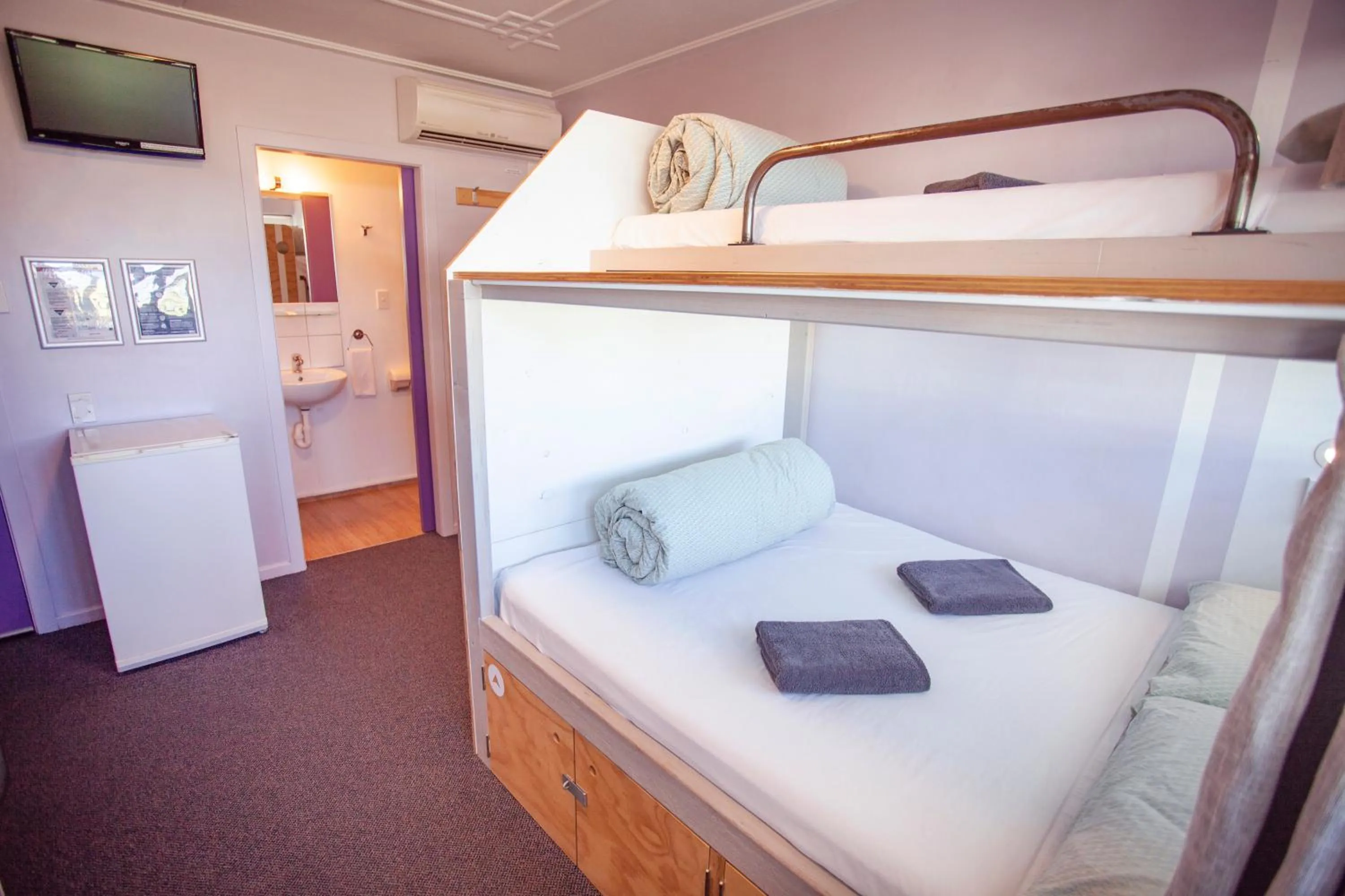 Shower, Bed in Absoloot Hostel Queenstown