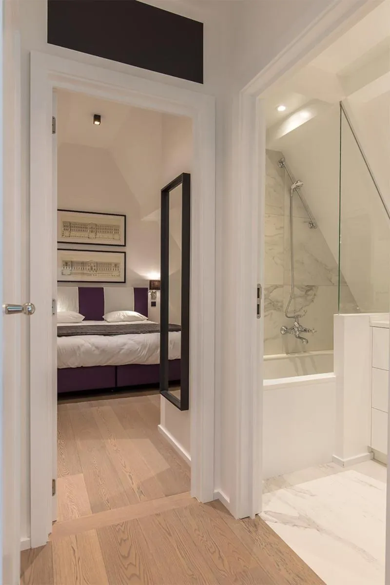 Bed in Faubourg Saint Martin