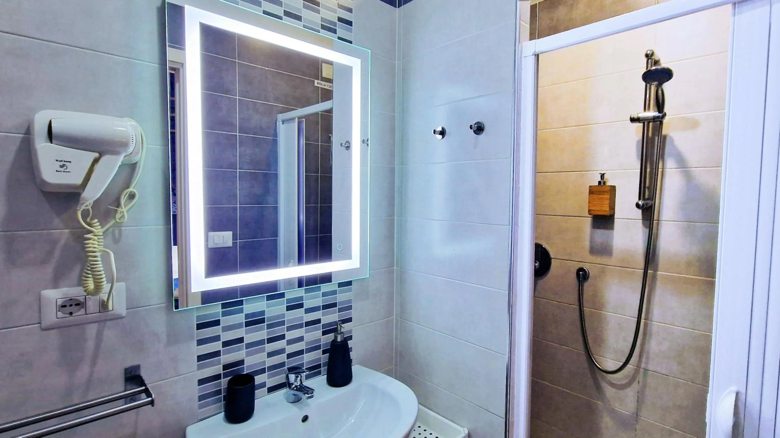 Shower in Maschio Angioino Suite