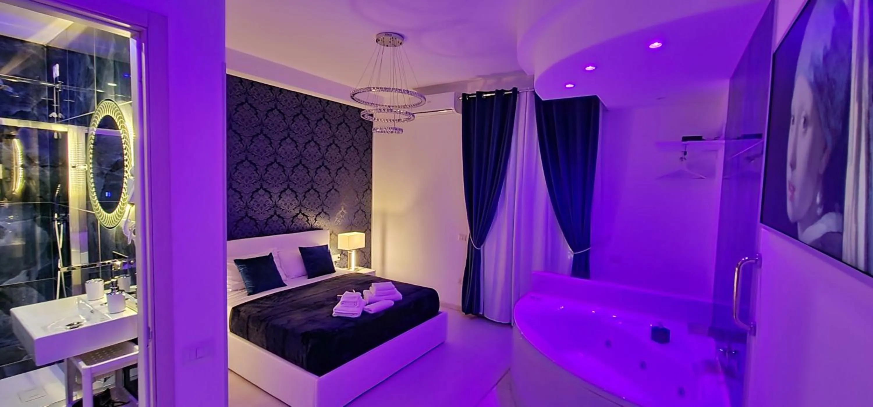 Hot Tub, Bed in Maschio Angioino Suite