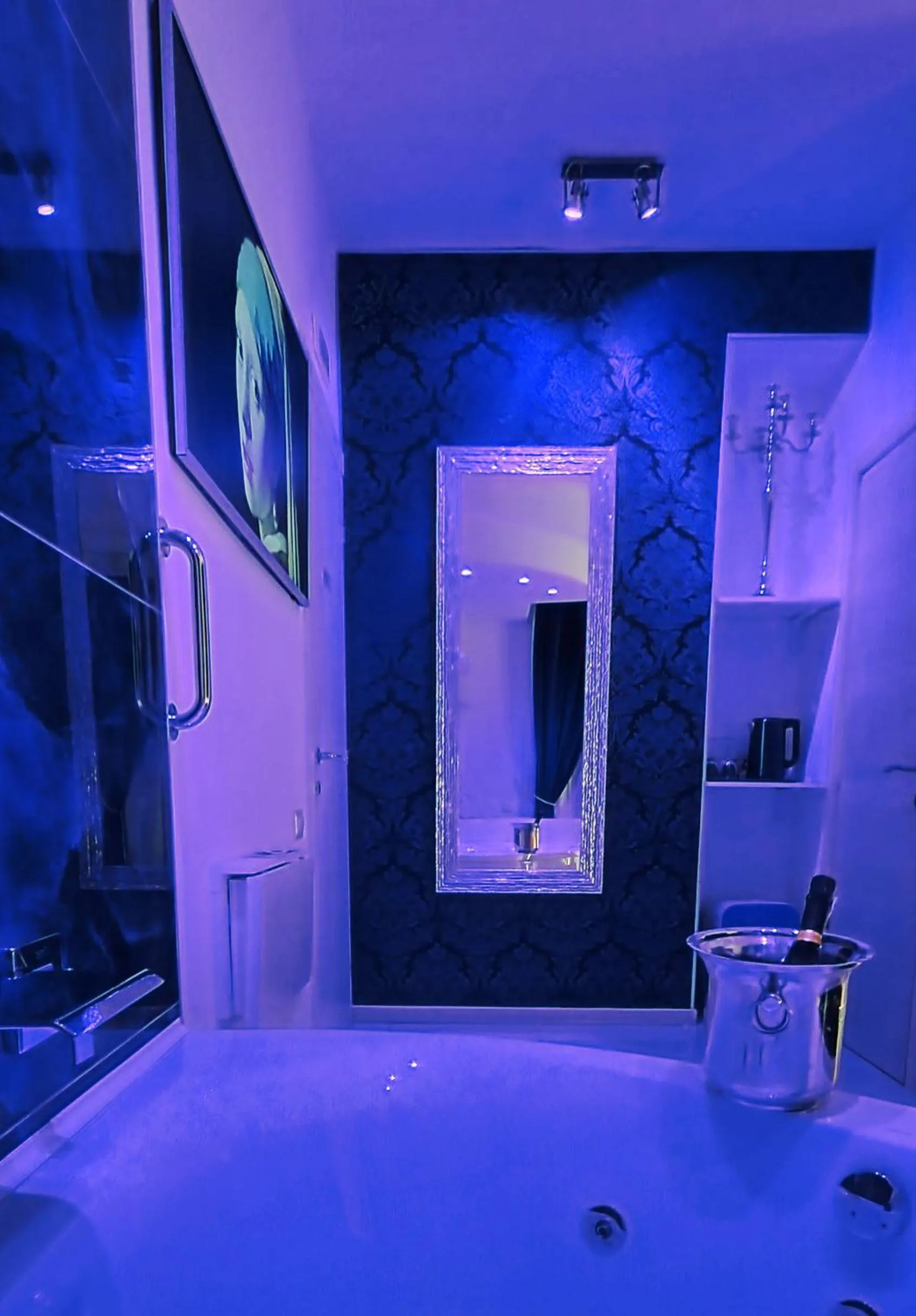 Hot Tub, Bed in Maschio Angioino Suite