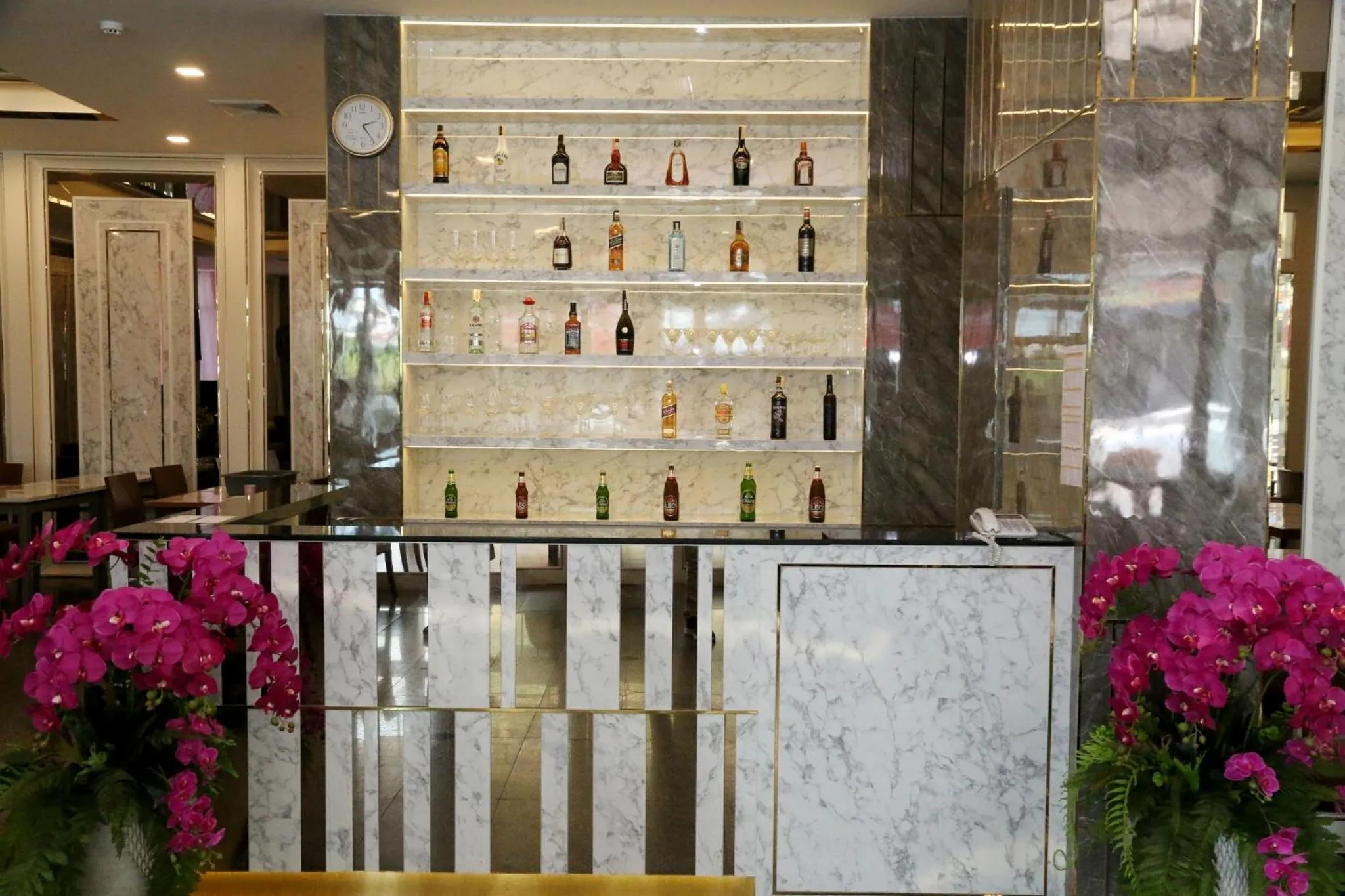 Lounge or bar in Crystal Palace Luxury Hotel Pattaya