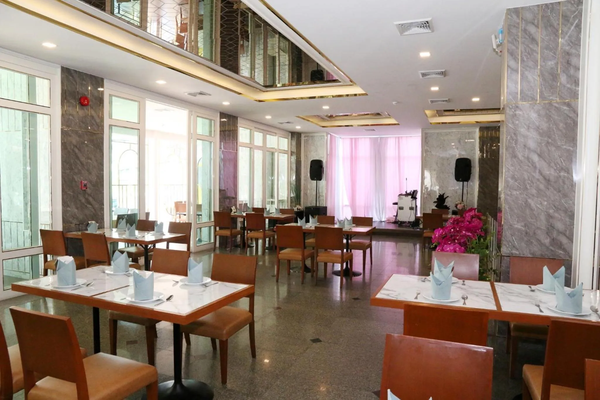 Restaurant/places to eat in Crystal Palace Luxury Hotel Pattaya