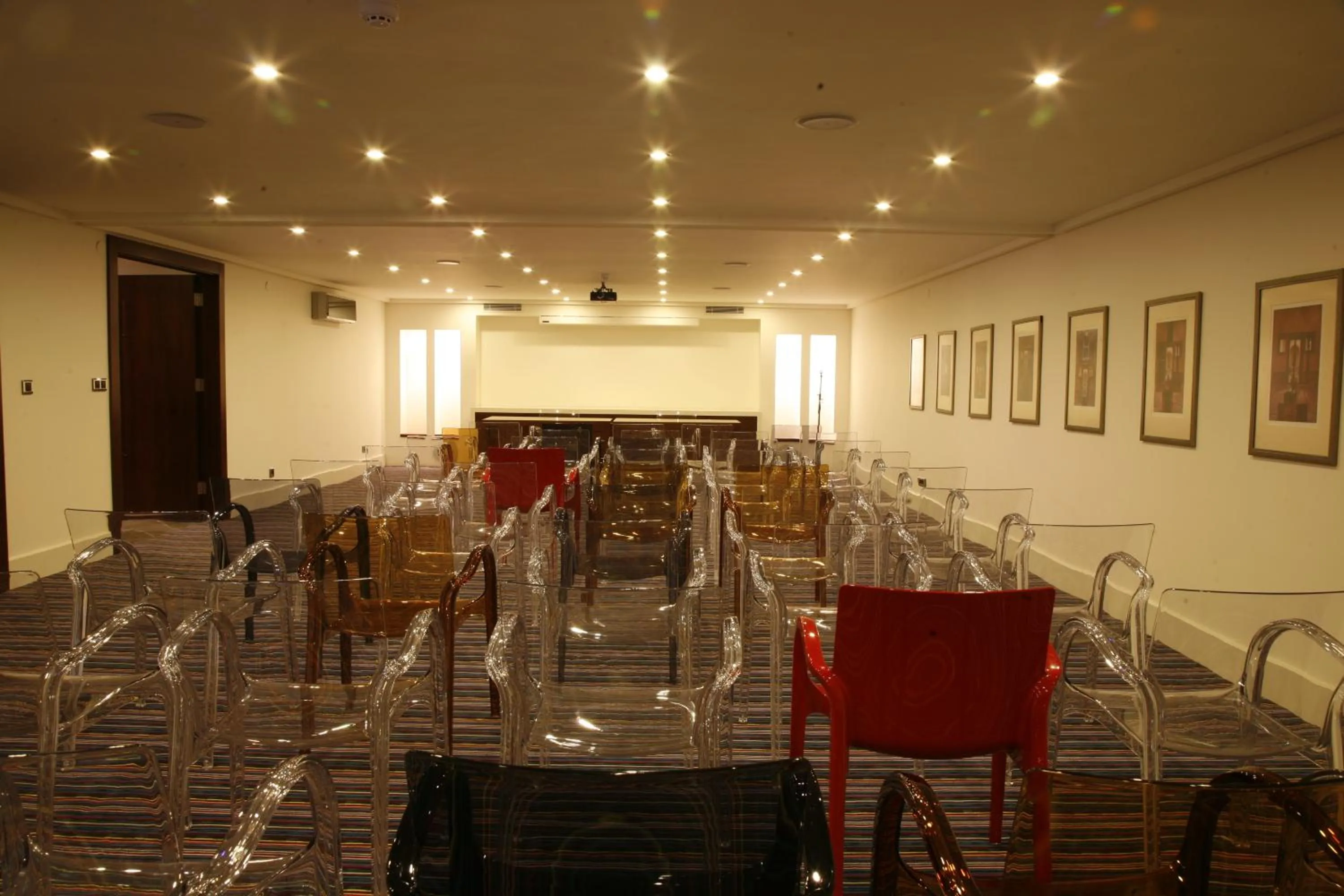 Library in Hotel Samm Bistro Spa