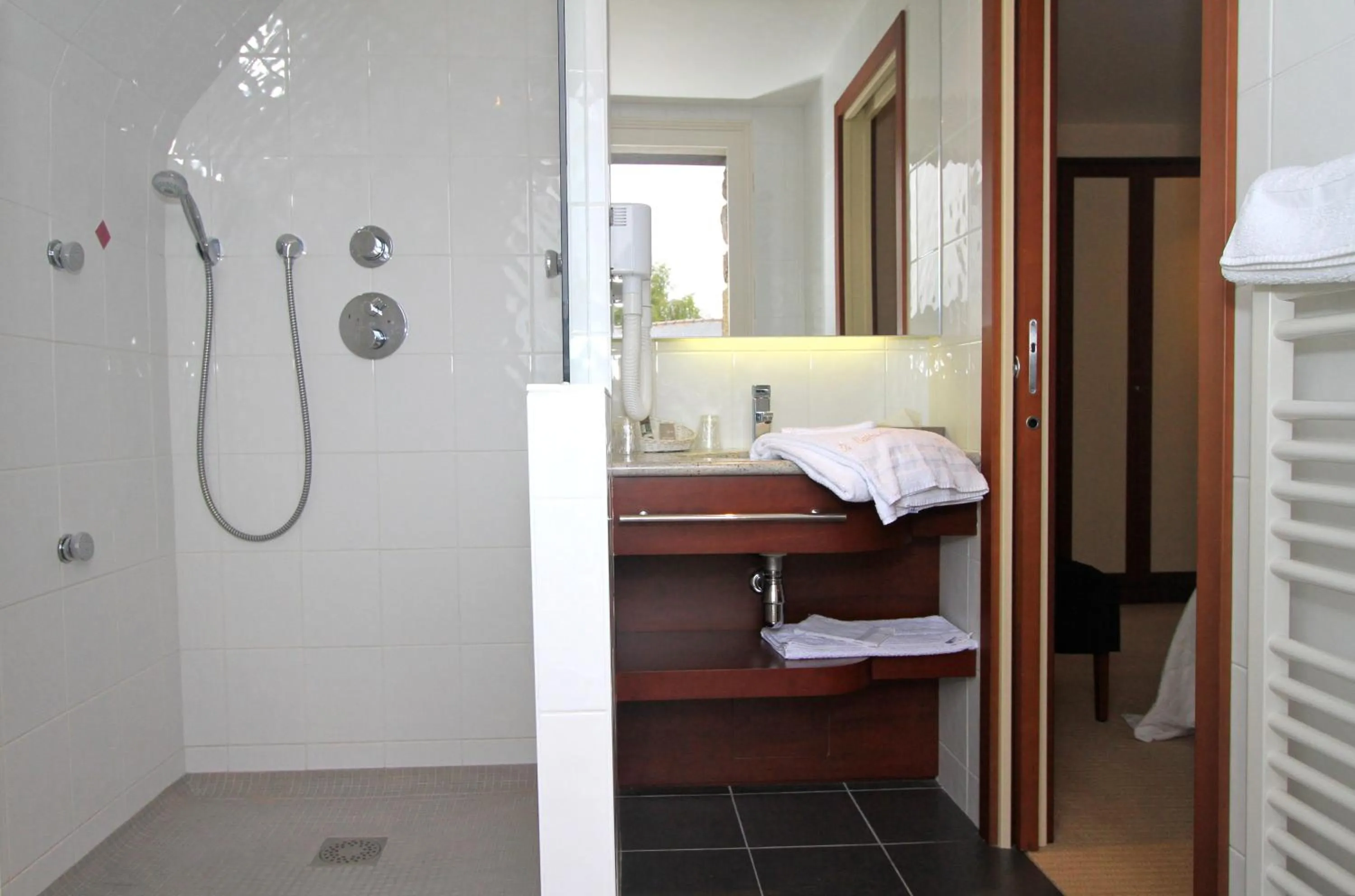 Bathroom, Bed in Hotel Spa La Malouinière Des Longchamps - Saint-Malo