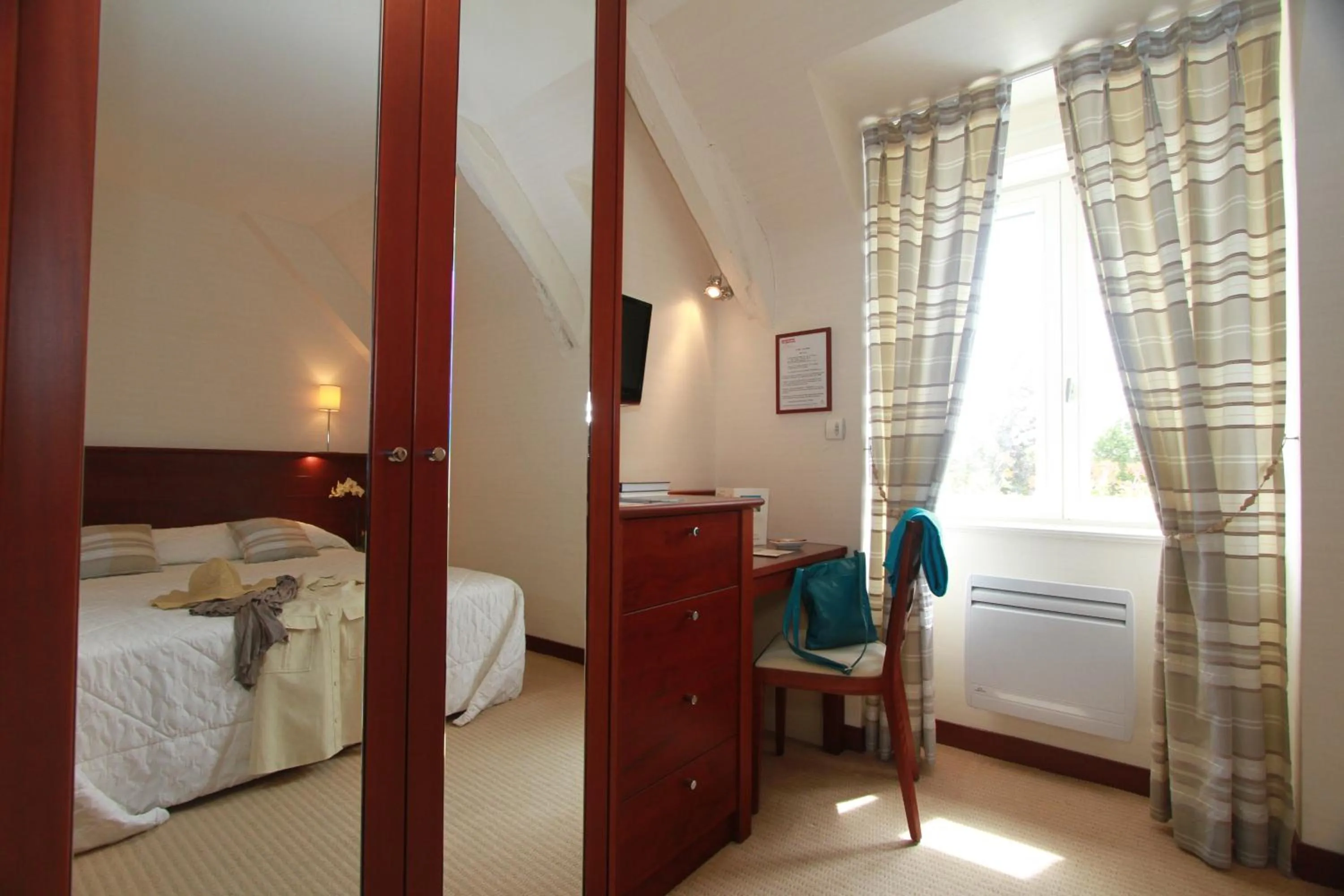 Bedroom, Bed in Hotel Spa La Malouinière Des Longchamps - Saint-Malo