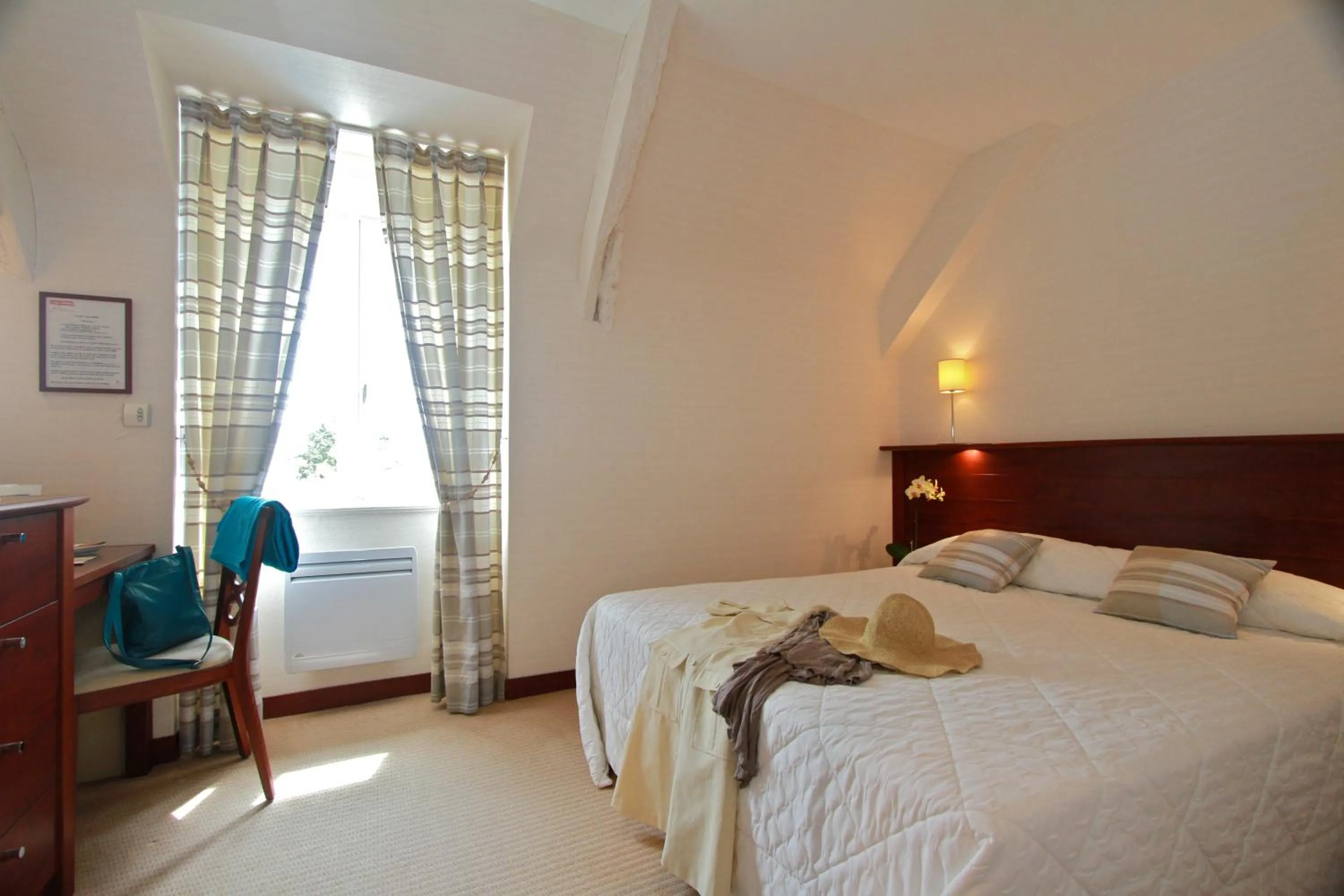 Bedroom, Bed in Hotel Spa La Malouinière Des Longchamps - Saint-Malo