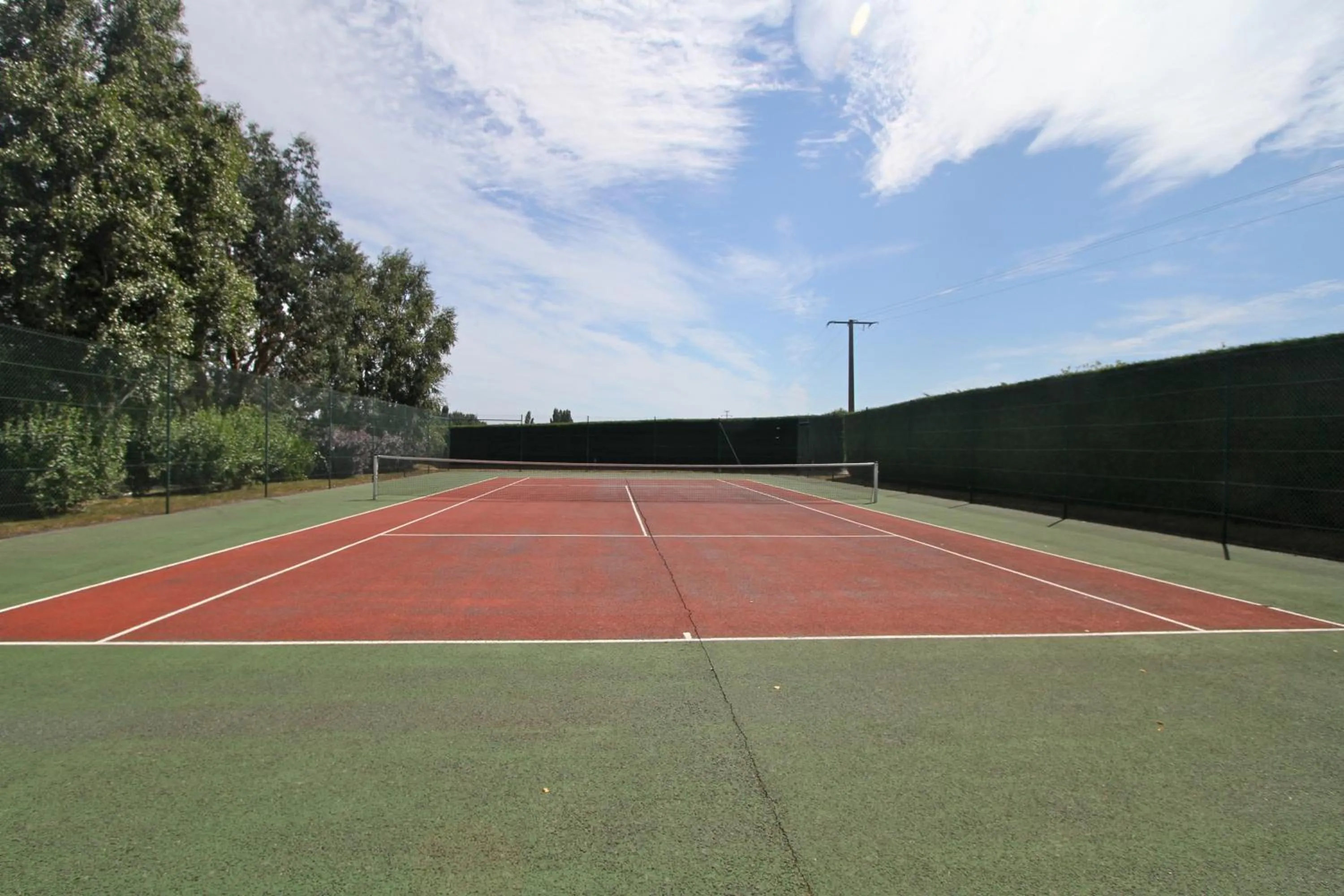 Tennis court in Hotel Spa La Malouinière Des Longchamps - Saint-Malo