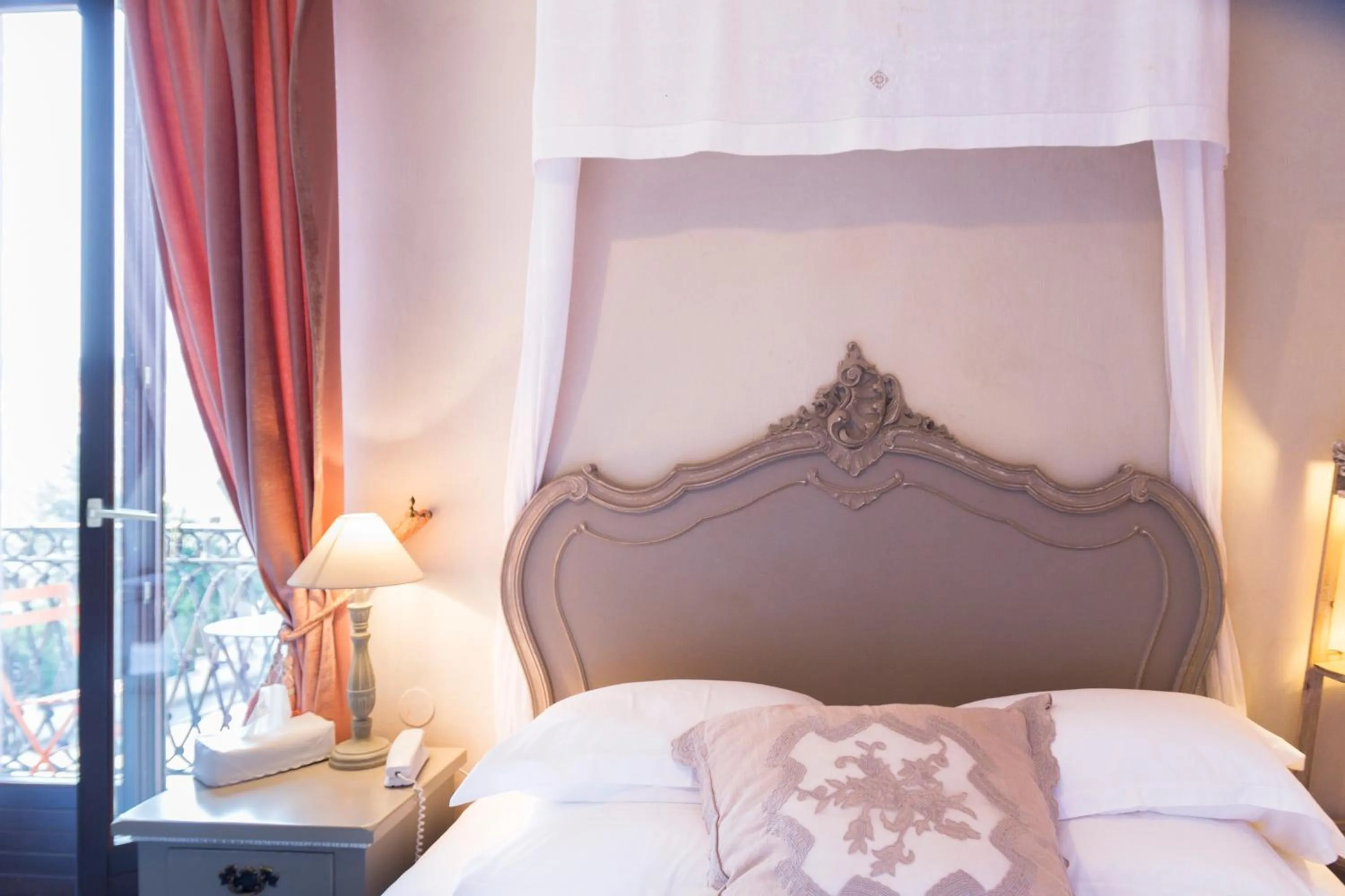 Bed in Domaine de Beaupré - Hotel The Originals Relais