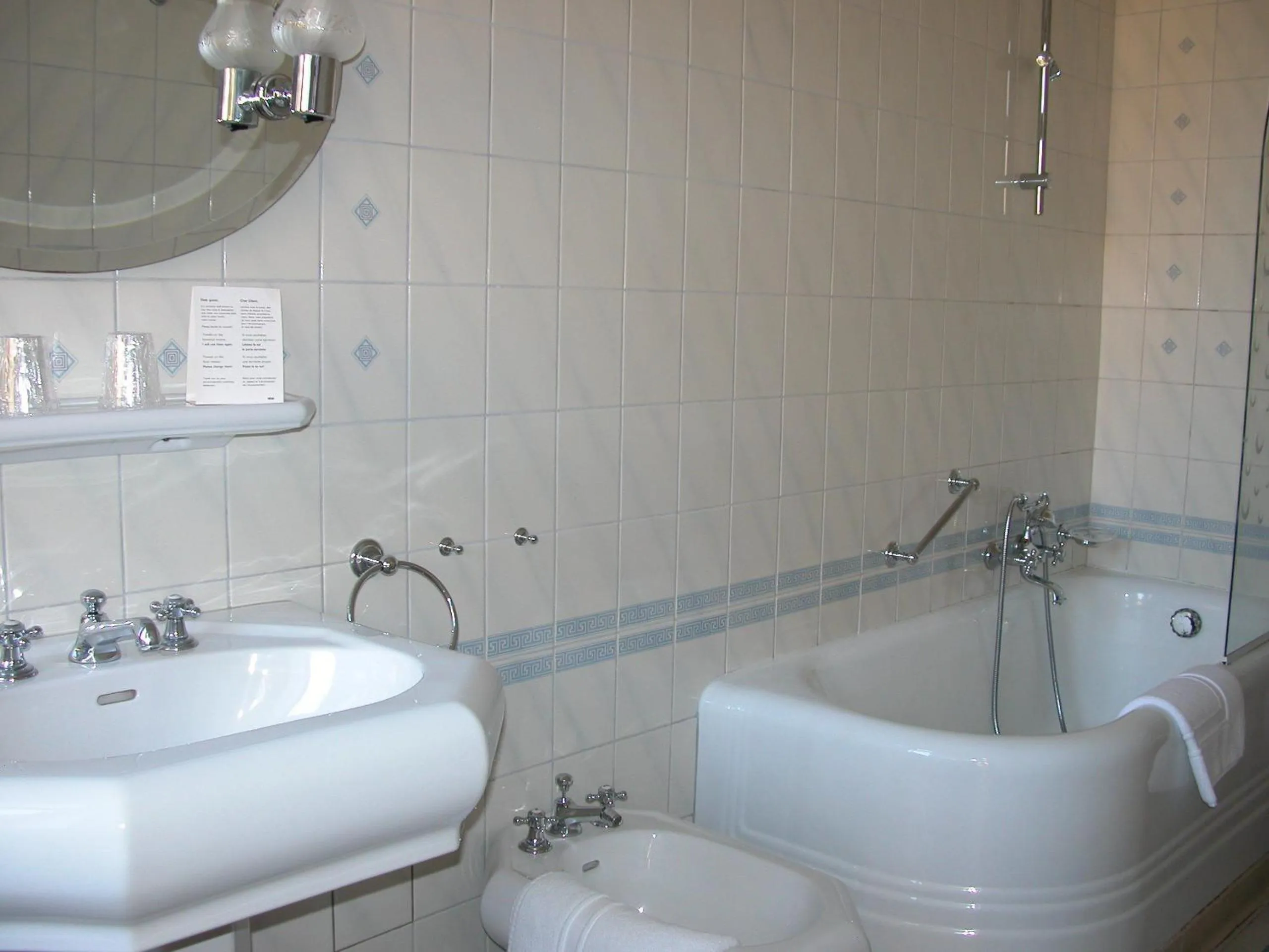 Bathroom in Domaine de Beaupré - Hotel The Originals Relais