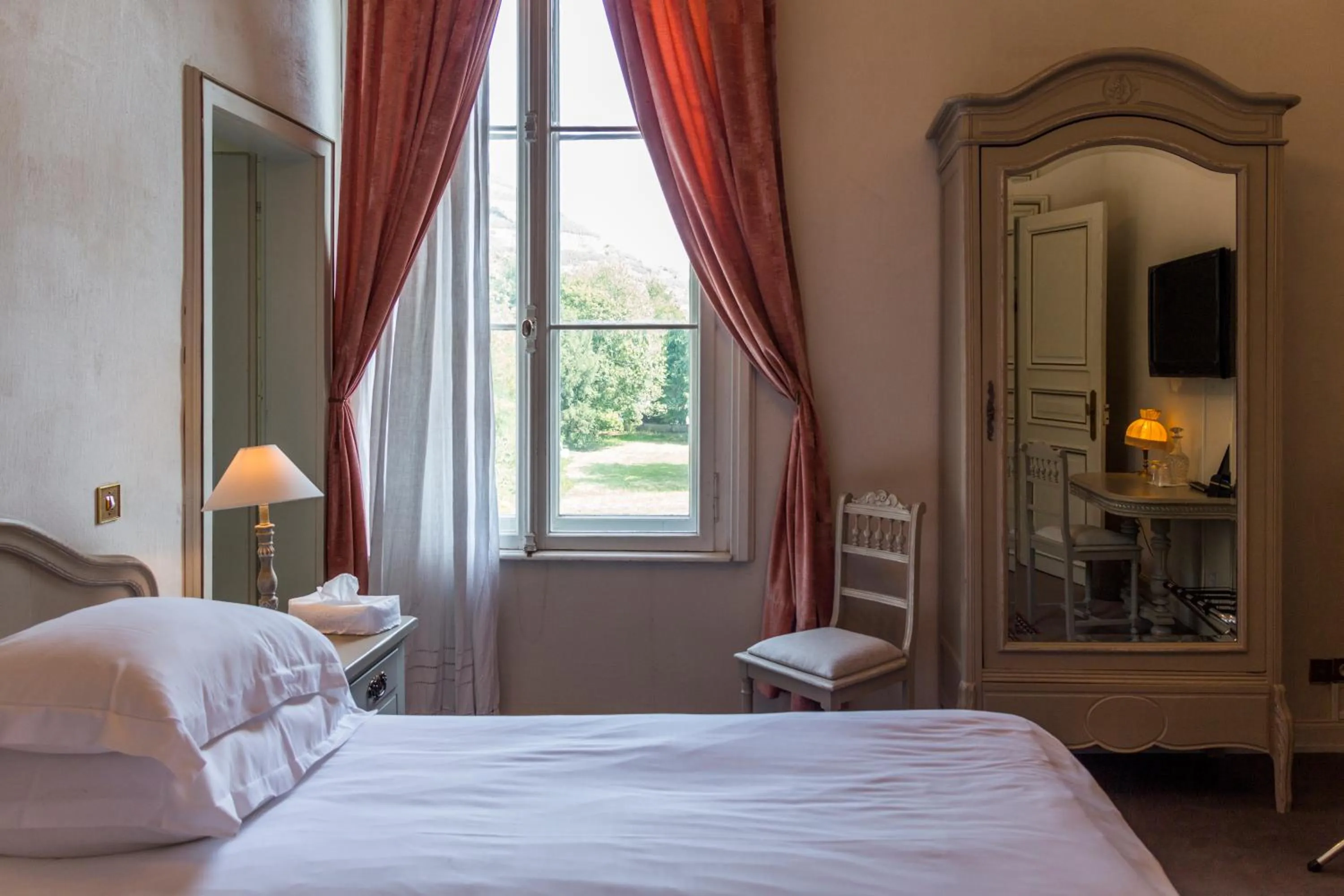 Bed in Domaine de Beaupré - Hotel The Originals Relais