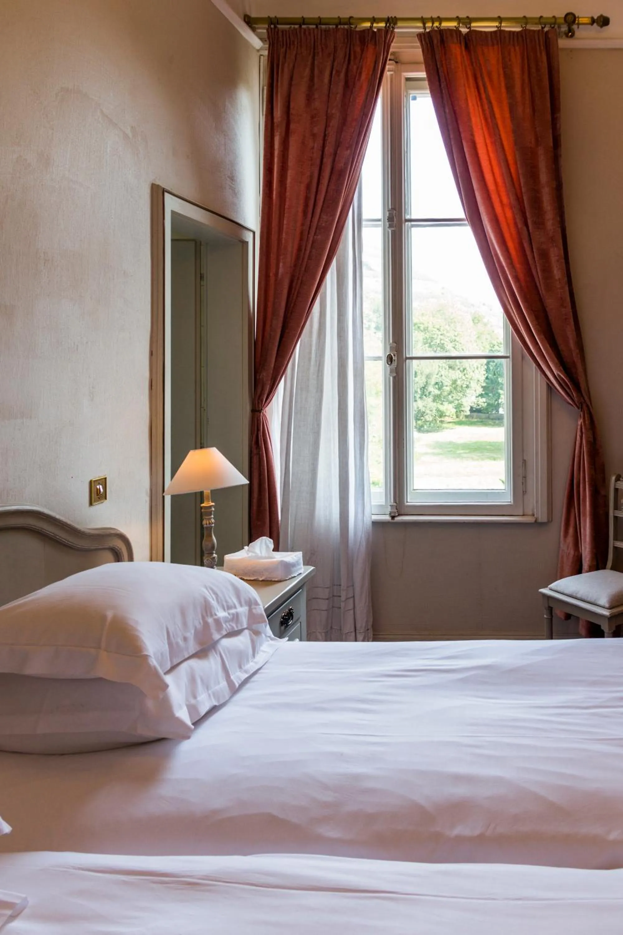 Bed in Domaine de Beaupré - Hotel The Originals Relais