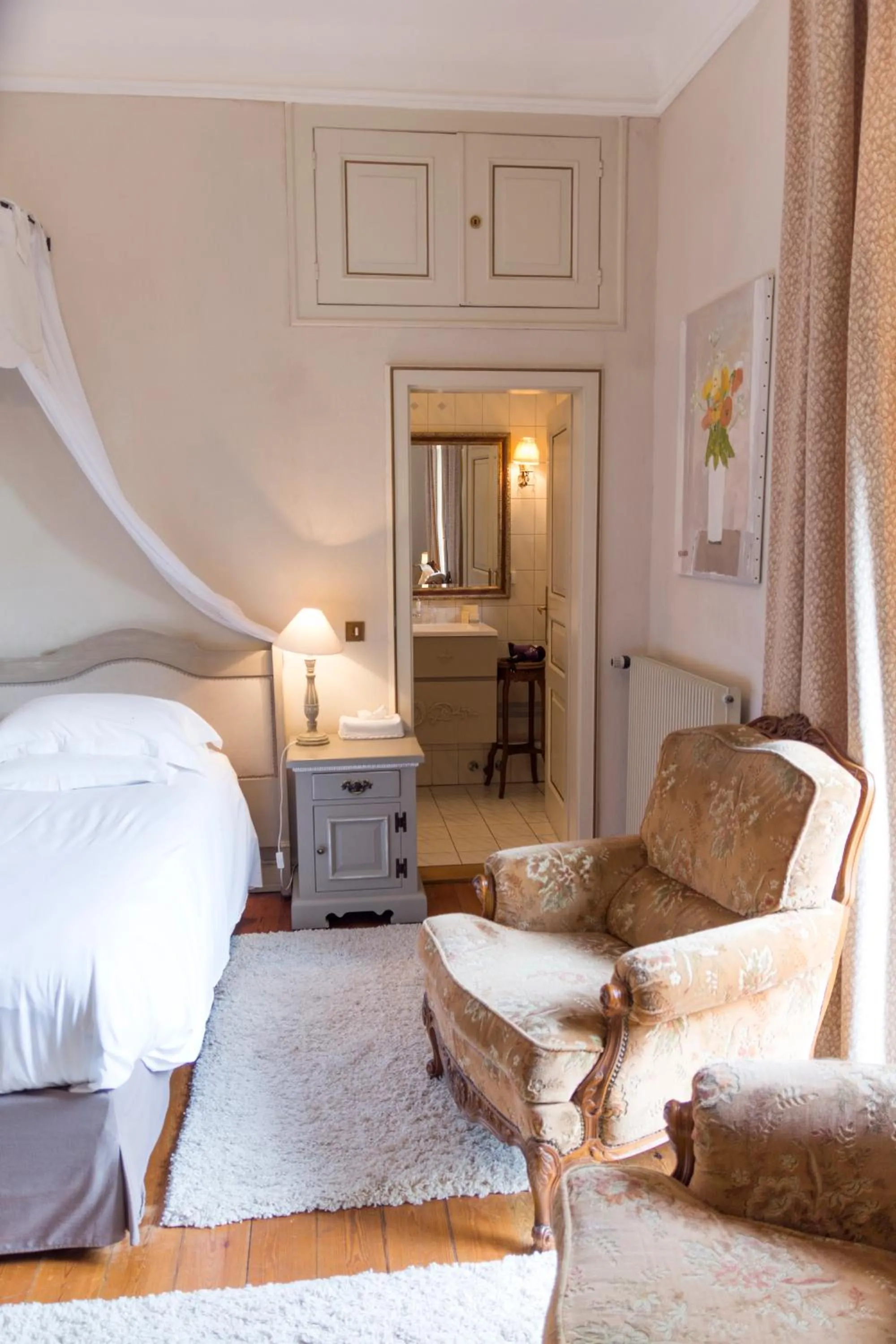 Bed in Domaine de Beaupré - Hotel The Originals Relais