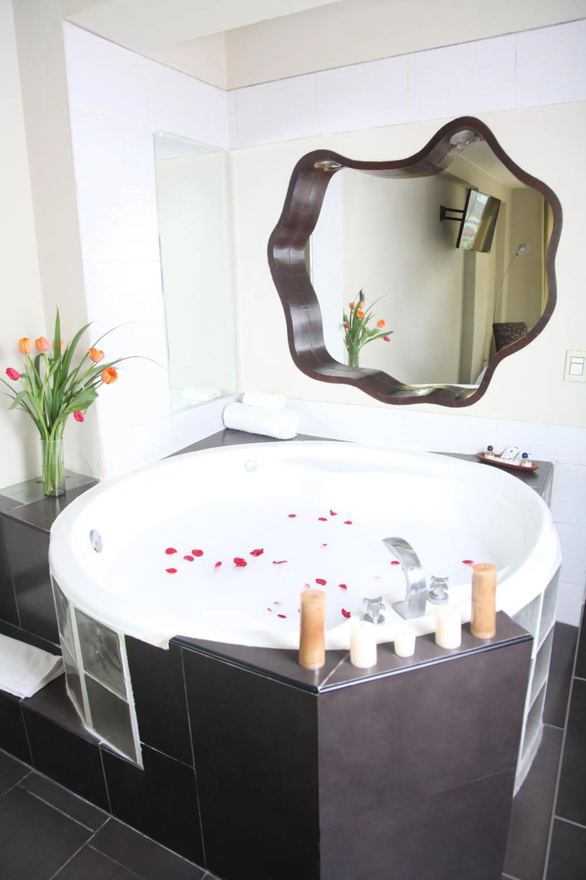 Hot Tub in Hotel Rivera Inn