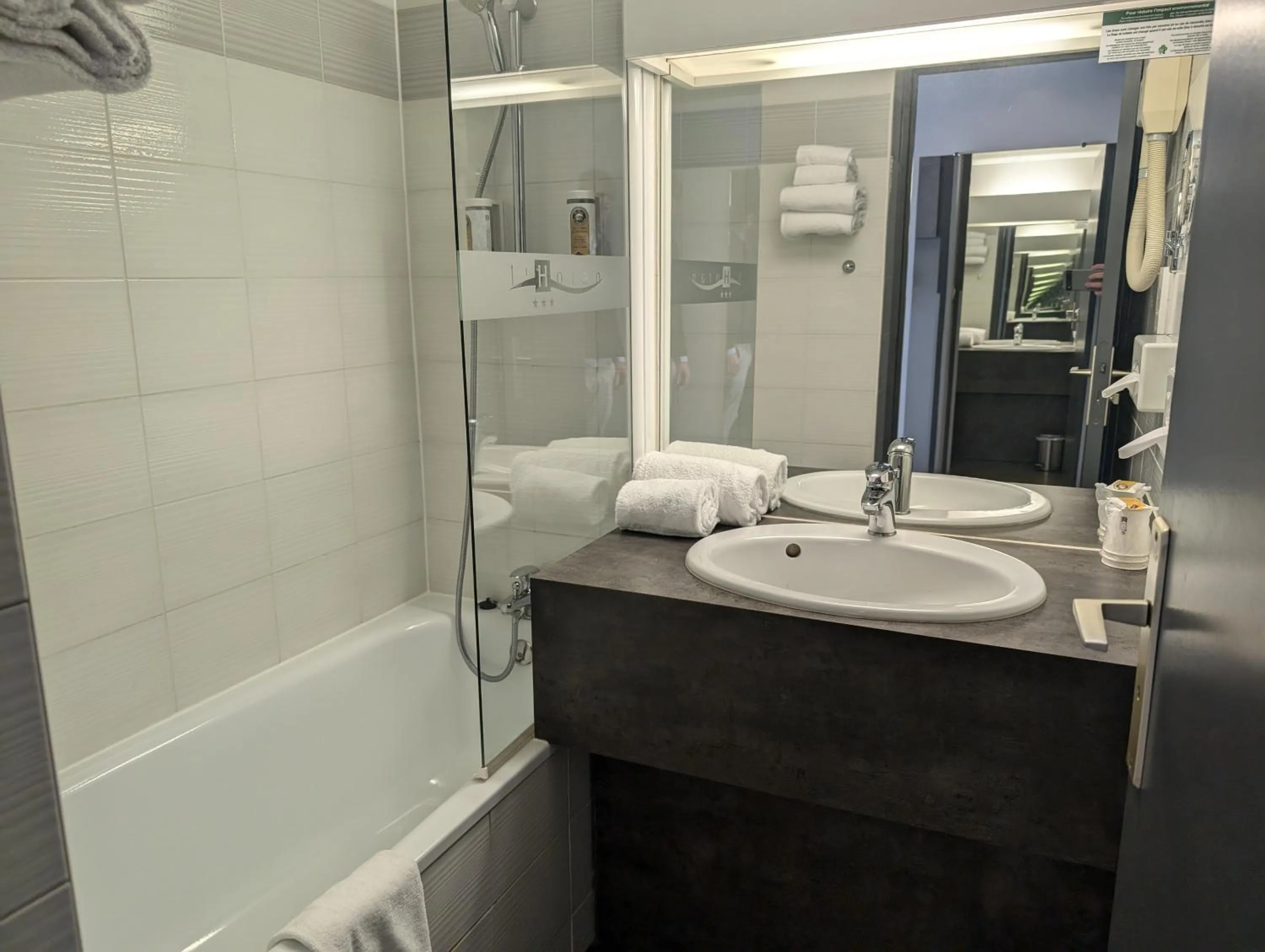 Bathroom in Hotel L'Hotan