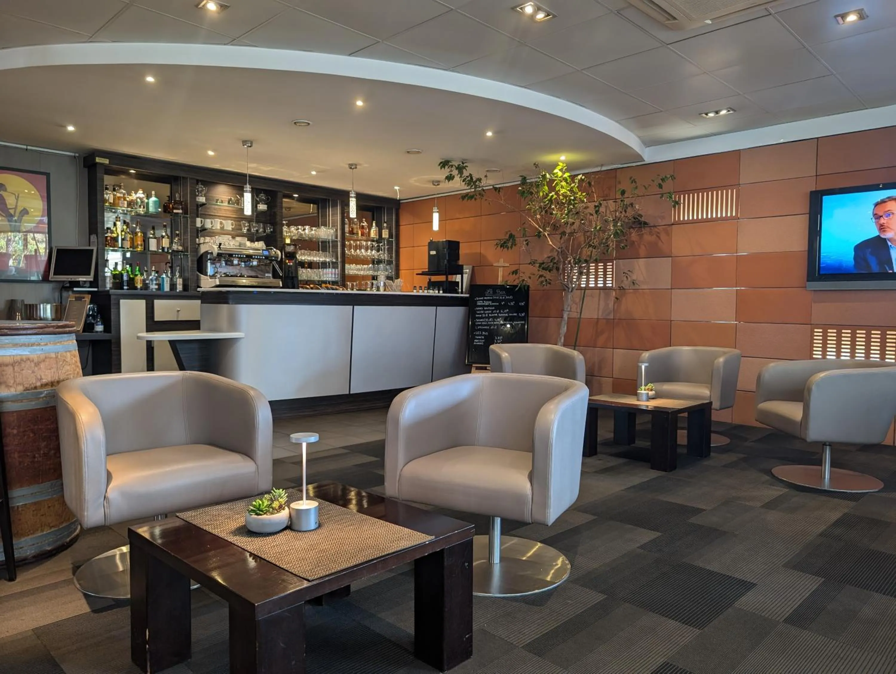 Lounge or bar in Hotel L'Hotan