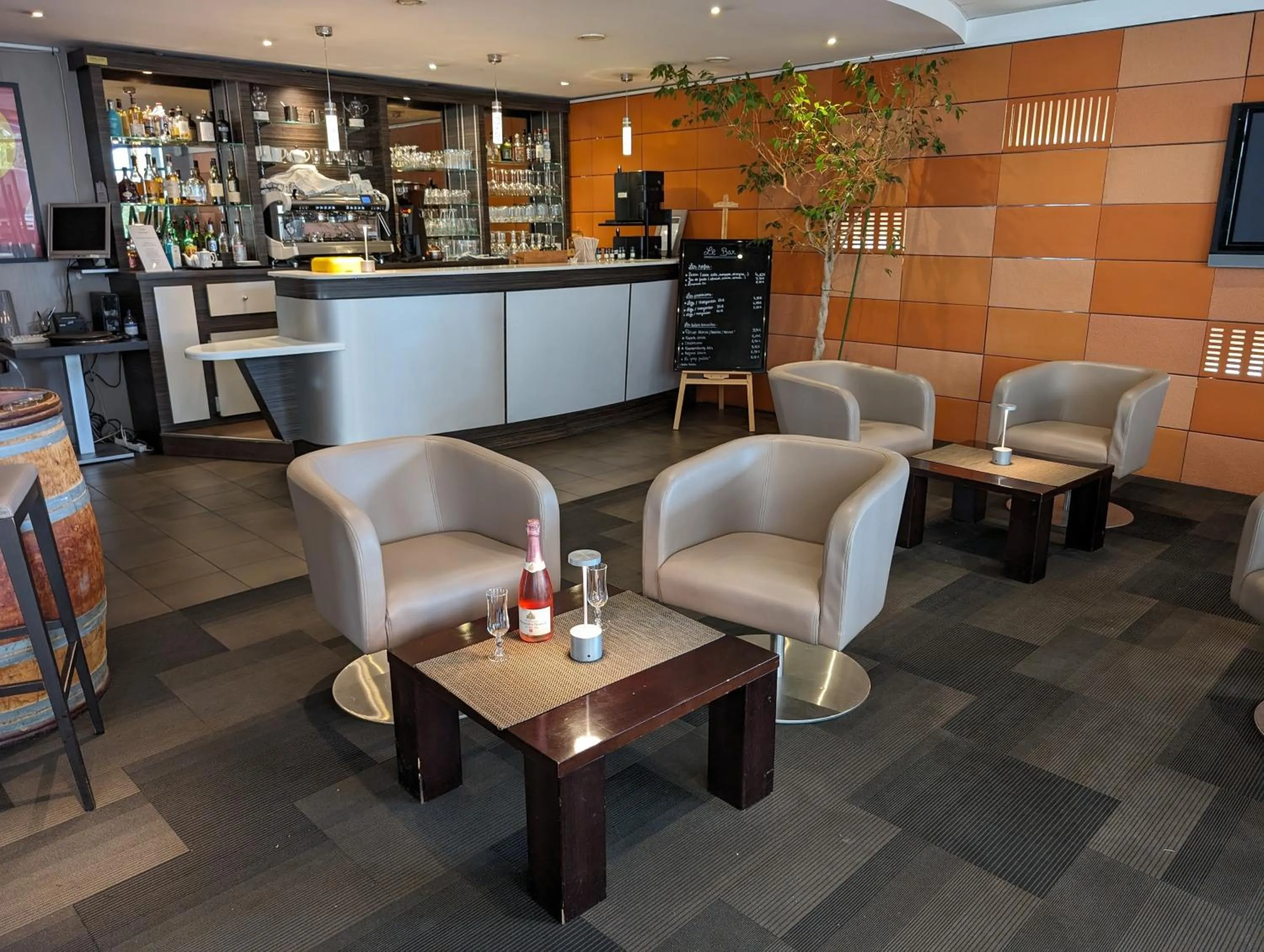 Lounge or bar in Hotel L'Hotan