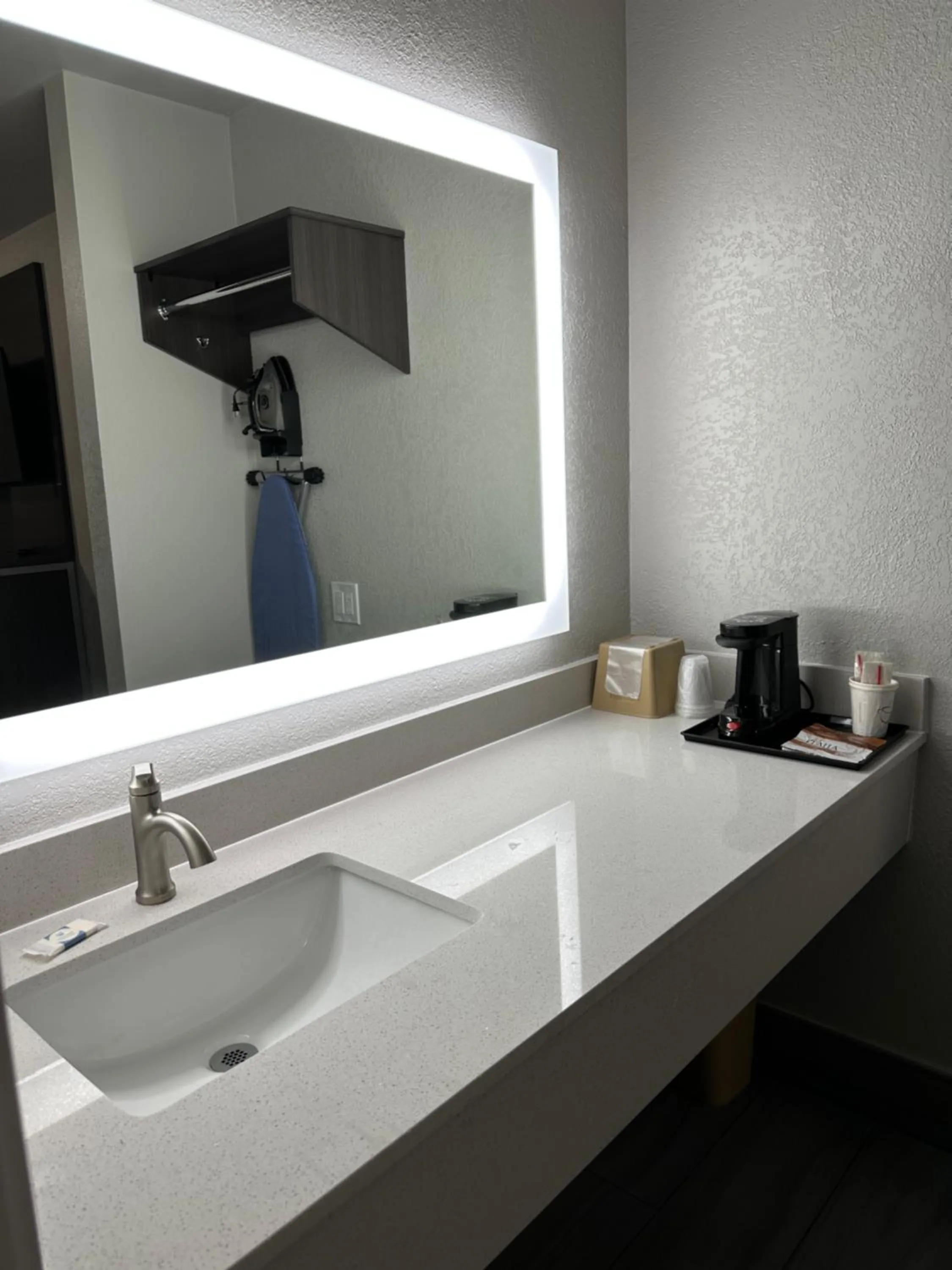 Sleepy Traveler Motel