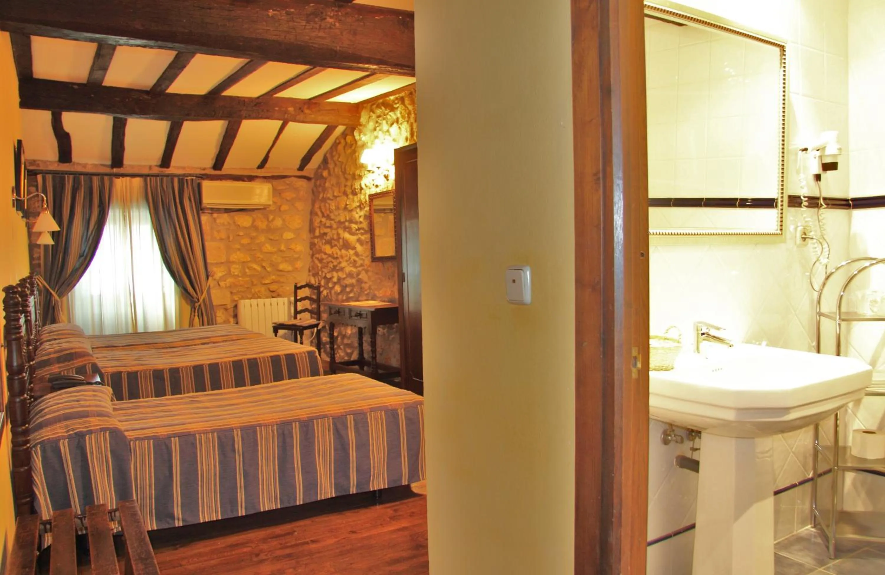 Photo of the whole room, Bed in Hotel Altamira