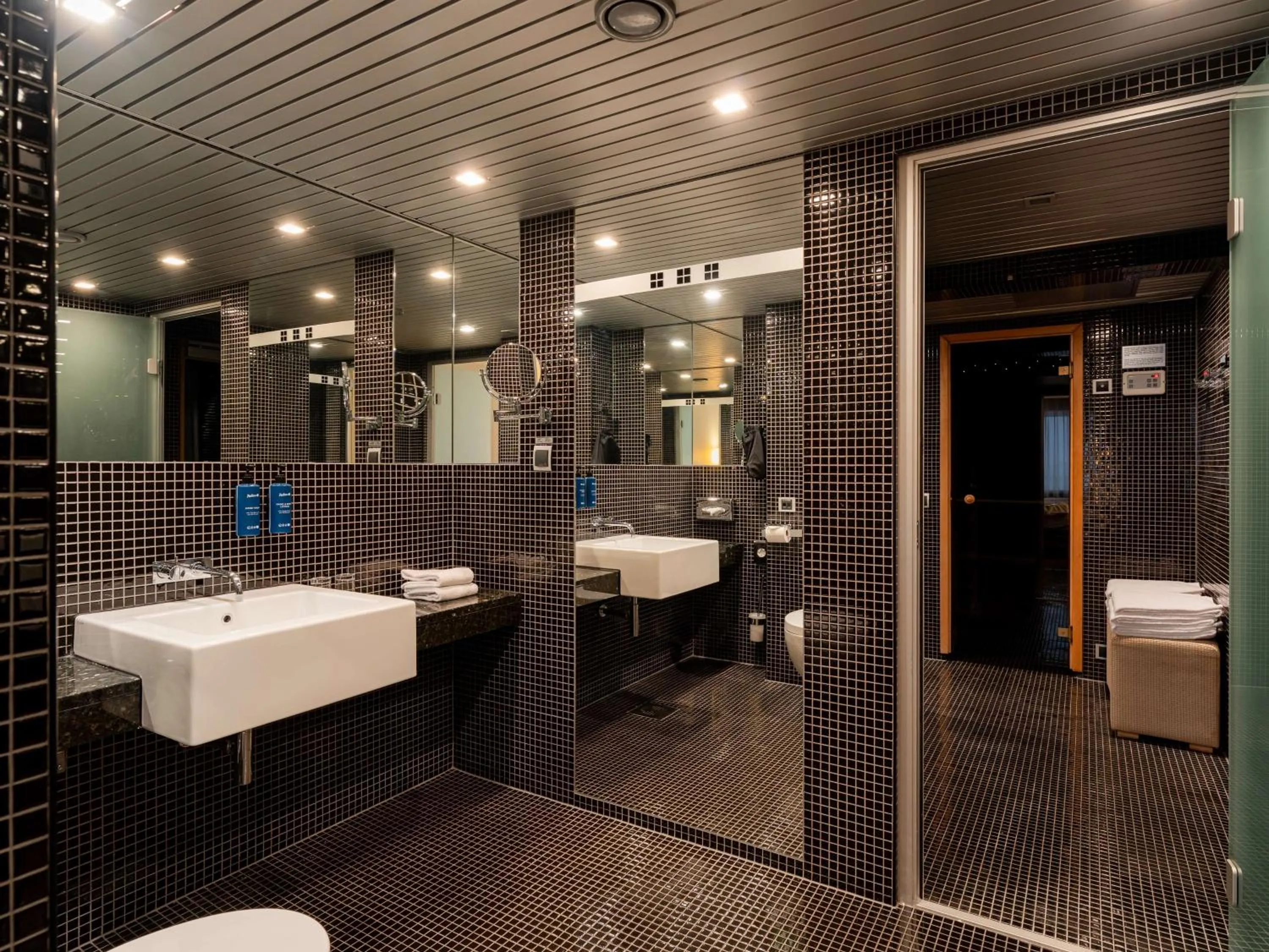 Bathroom in Radisson Blu Hotel Olümpia