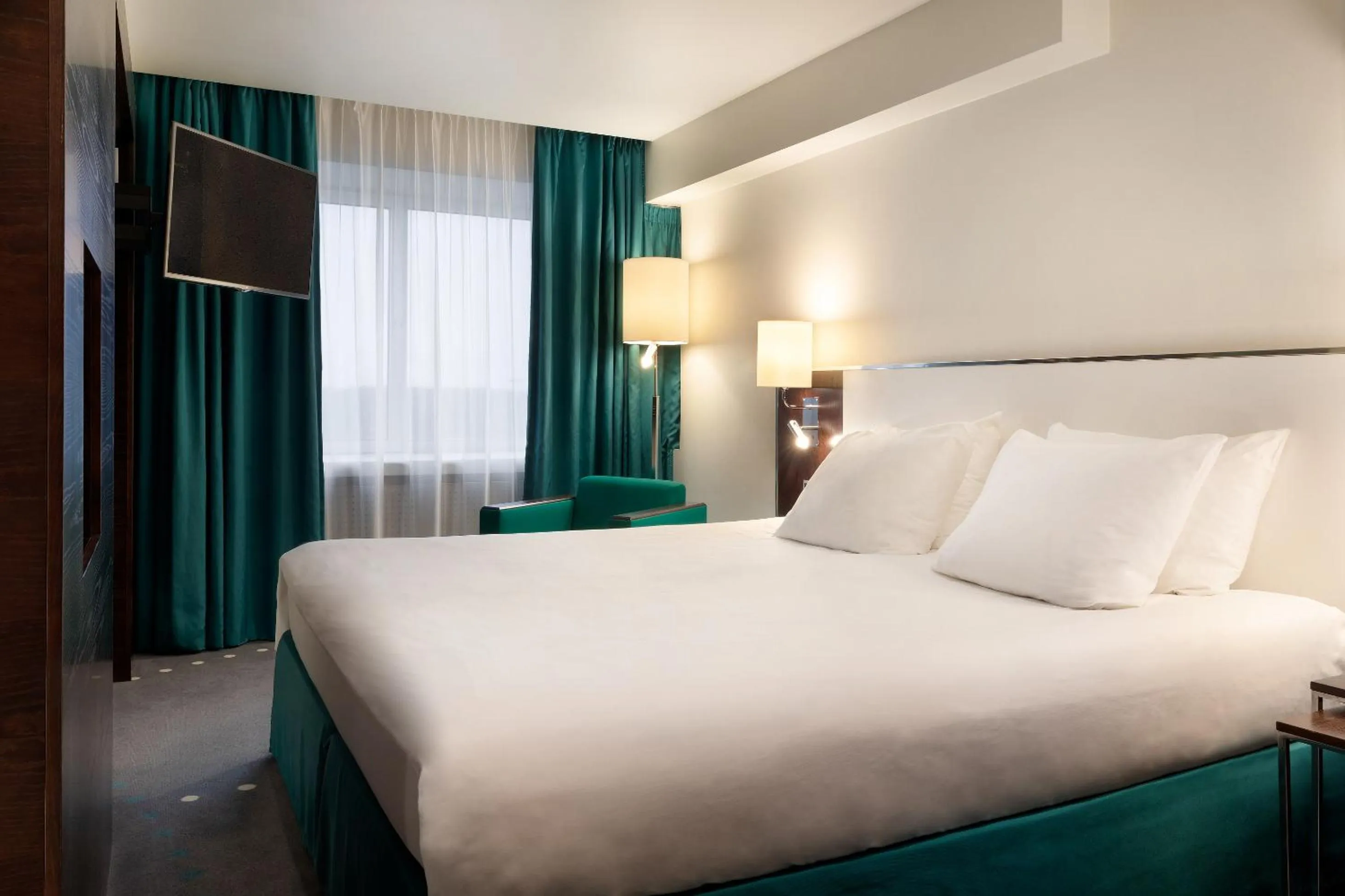 stove, Bed in Radisson Blu Hotel Olümpia