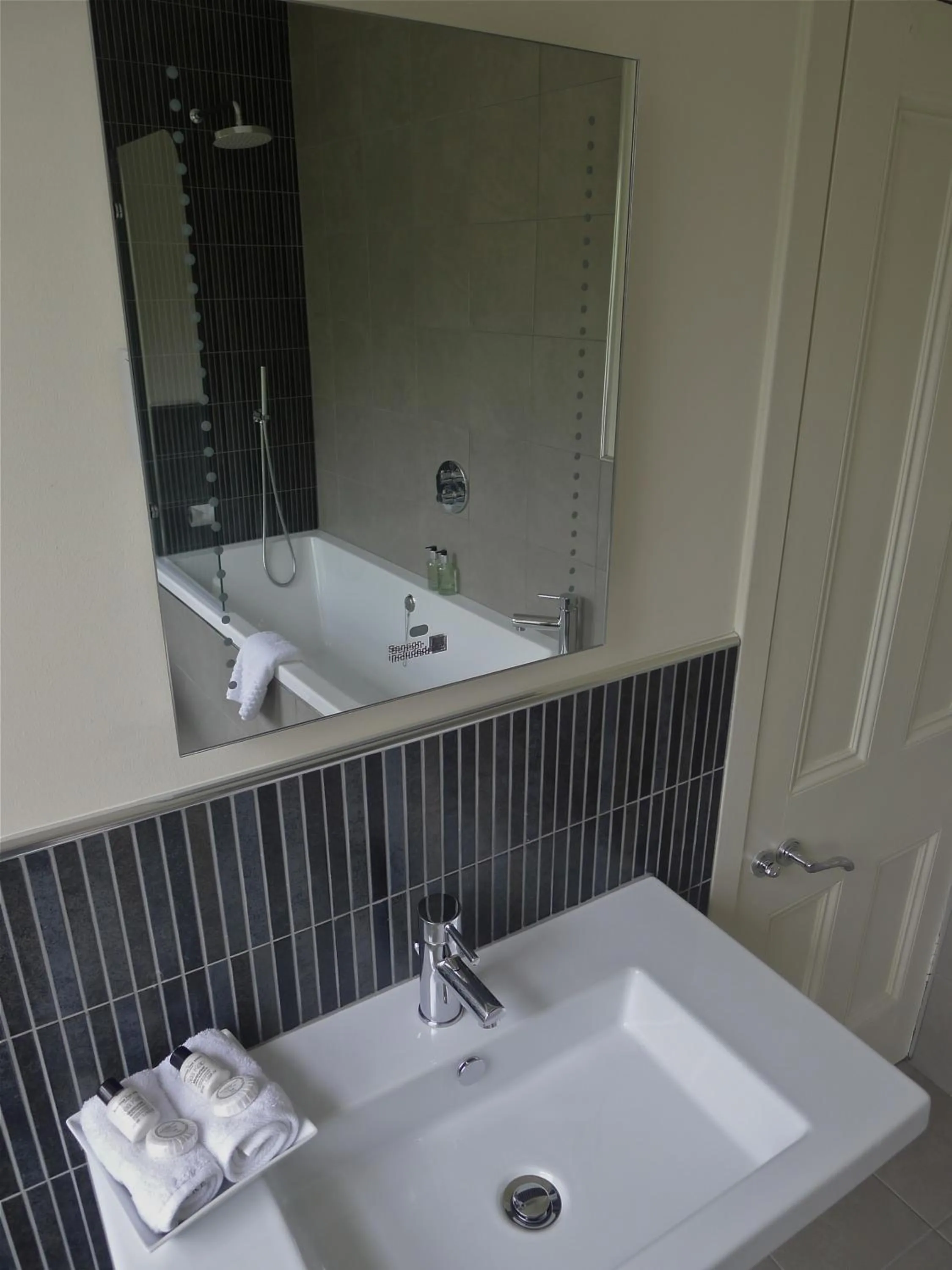 Bathroom in Royal Golf Hotel, by Highland Coast Hotels