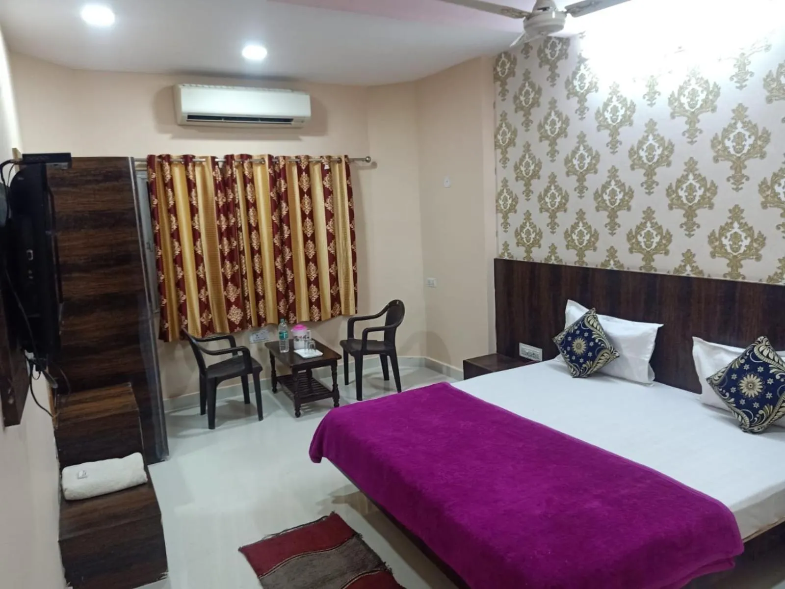 Bedroom, Bed in Laxmi Mahal