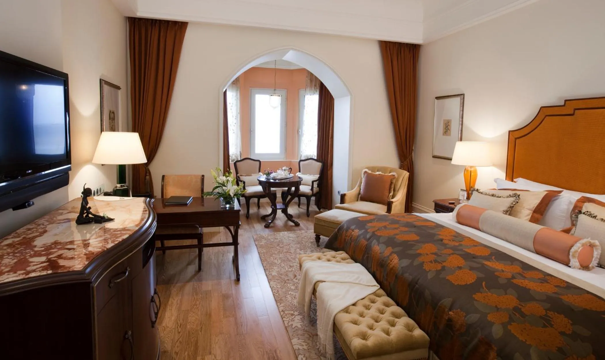 Photo of the whole room, Bed in The Taj Mahal Palace, Mumbai