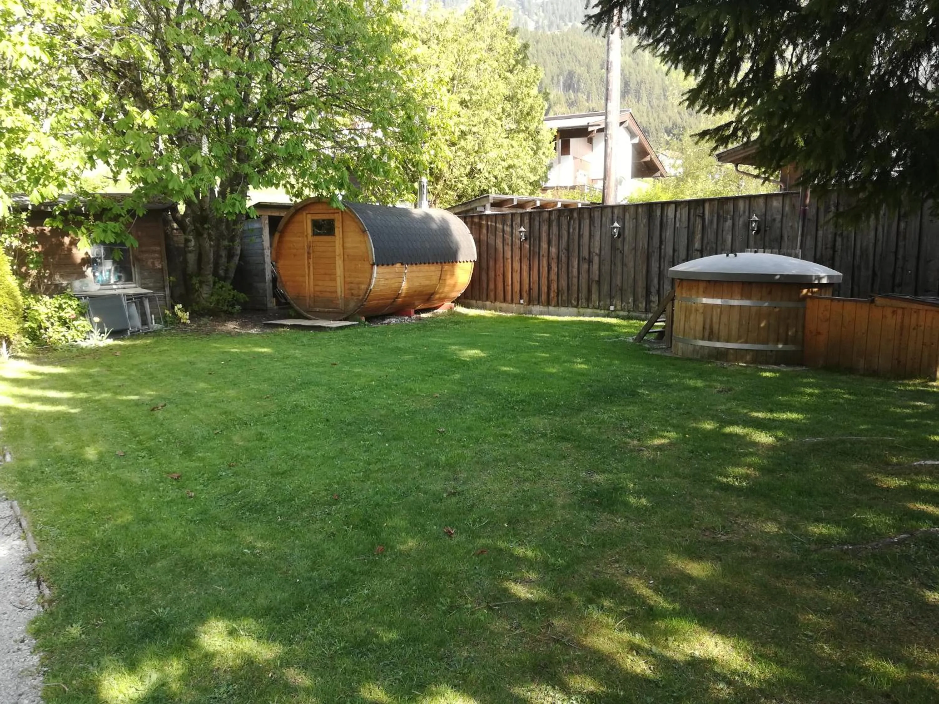 Garden in Bed & Breakfast Der Tiroler