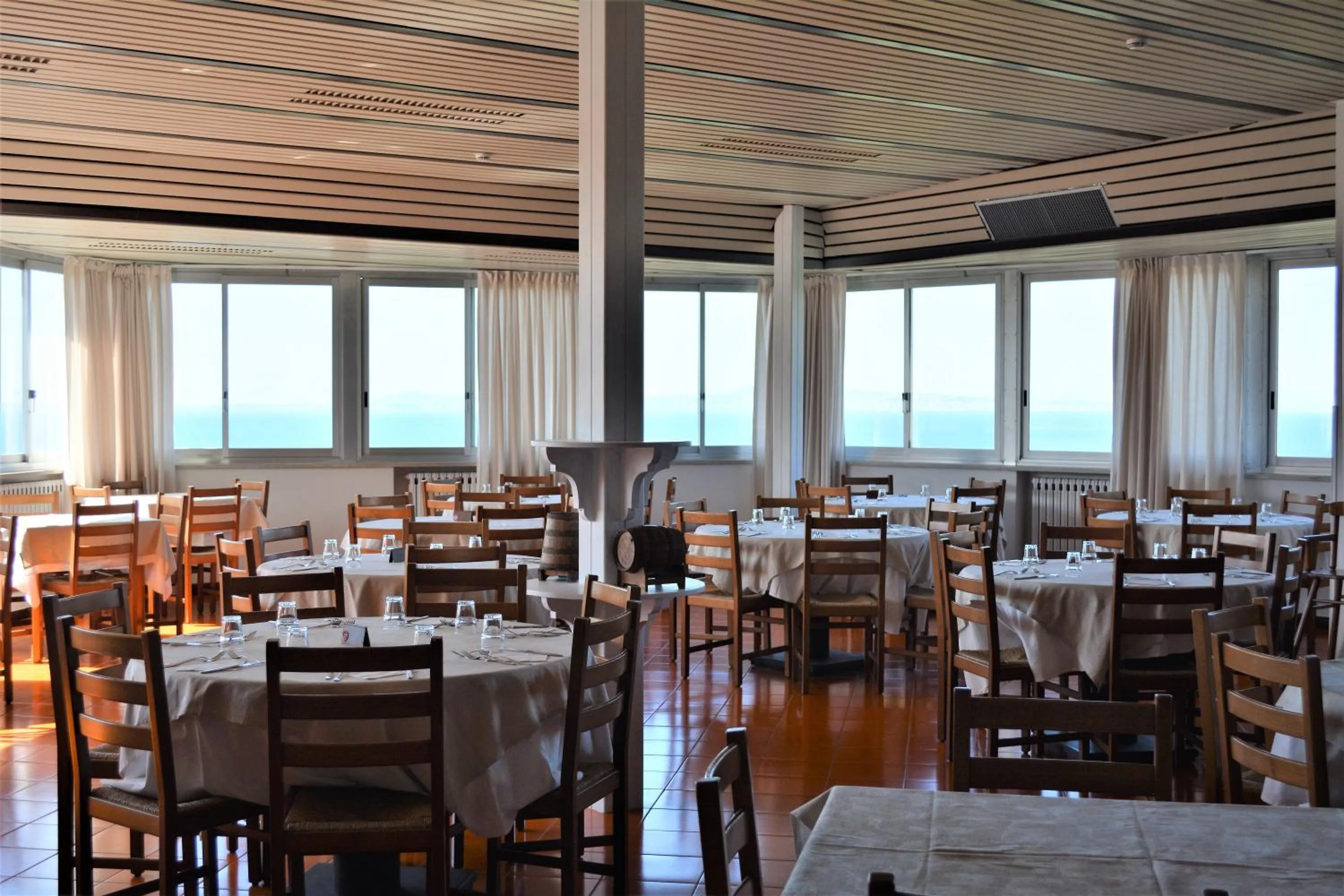 Dining area in Hotel Dania