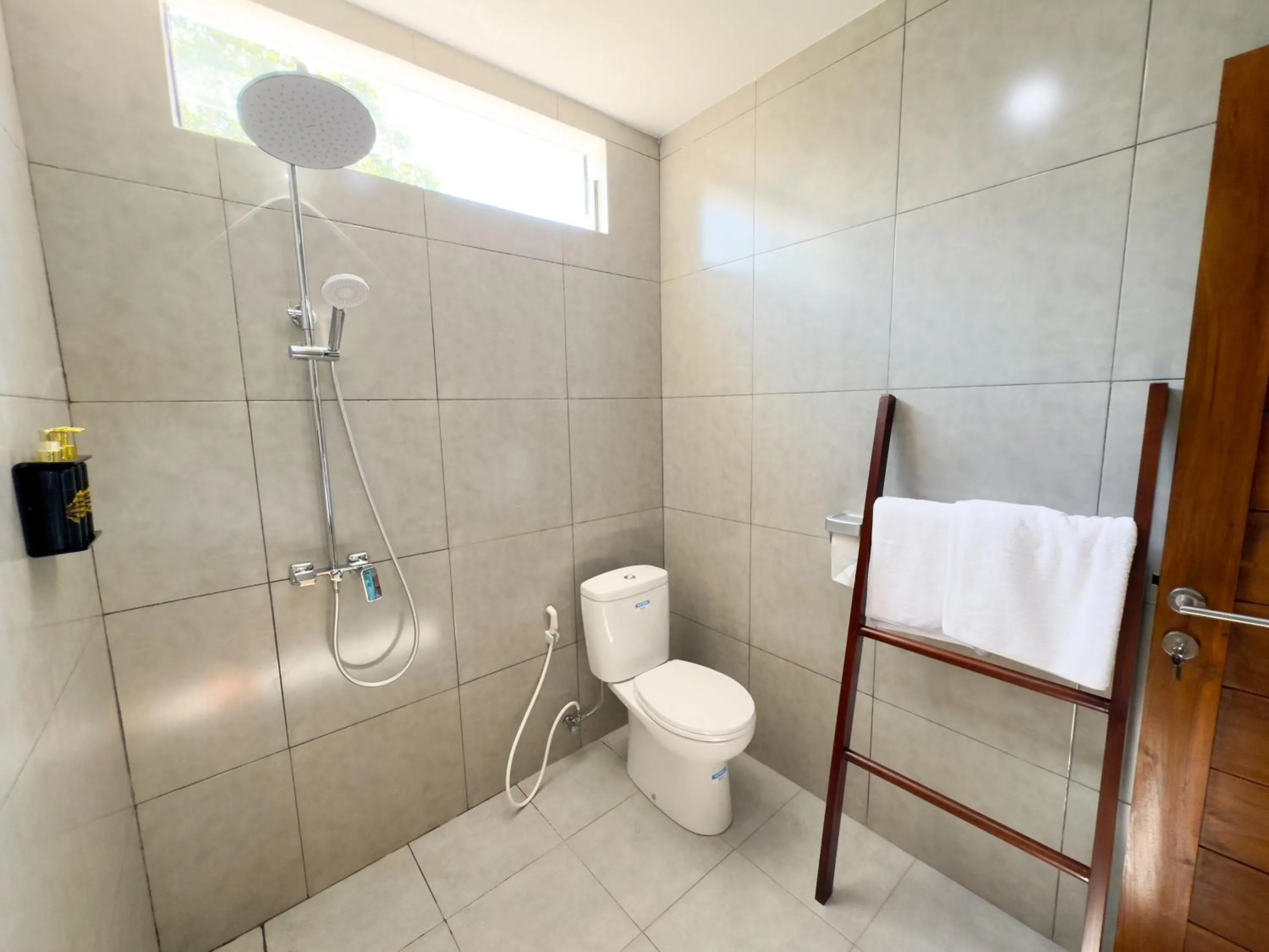 Shower in Batu Kandik Homestay