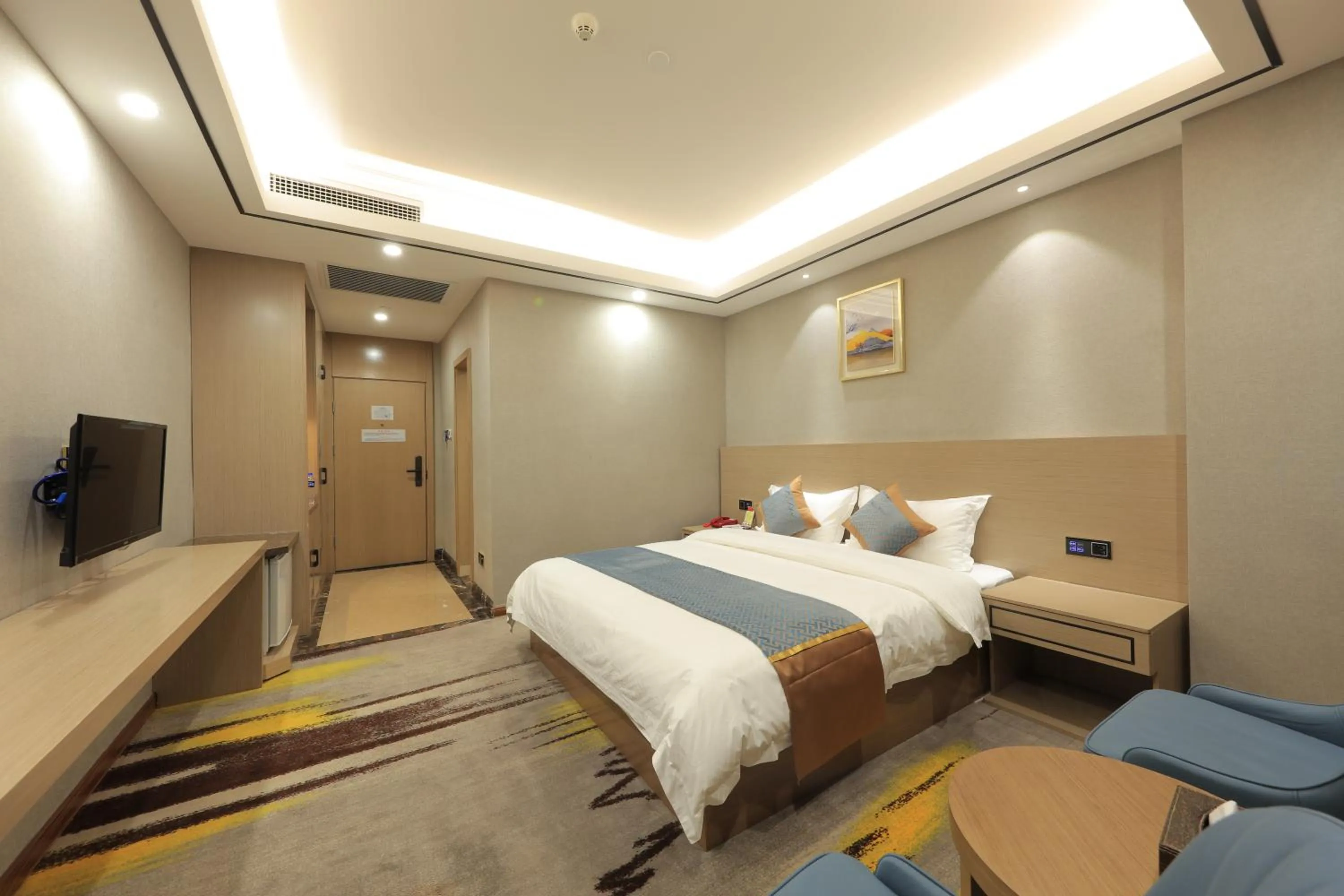 Photo of the whole room, Bed in Five Rams City Hotel