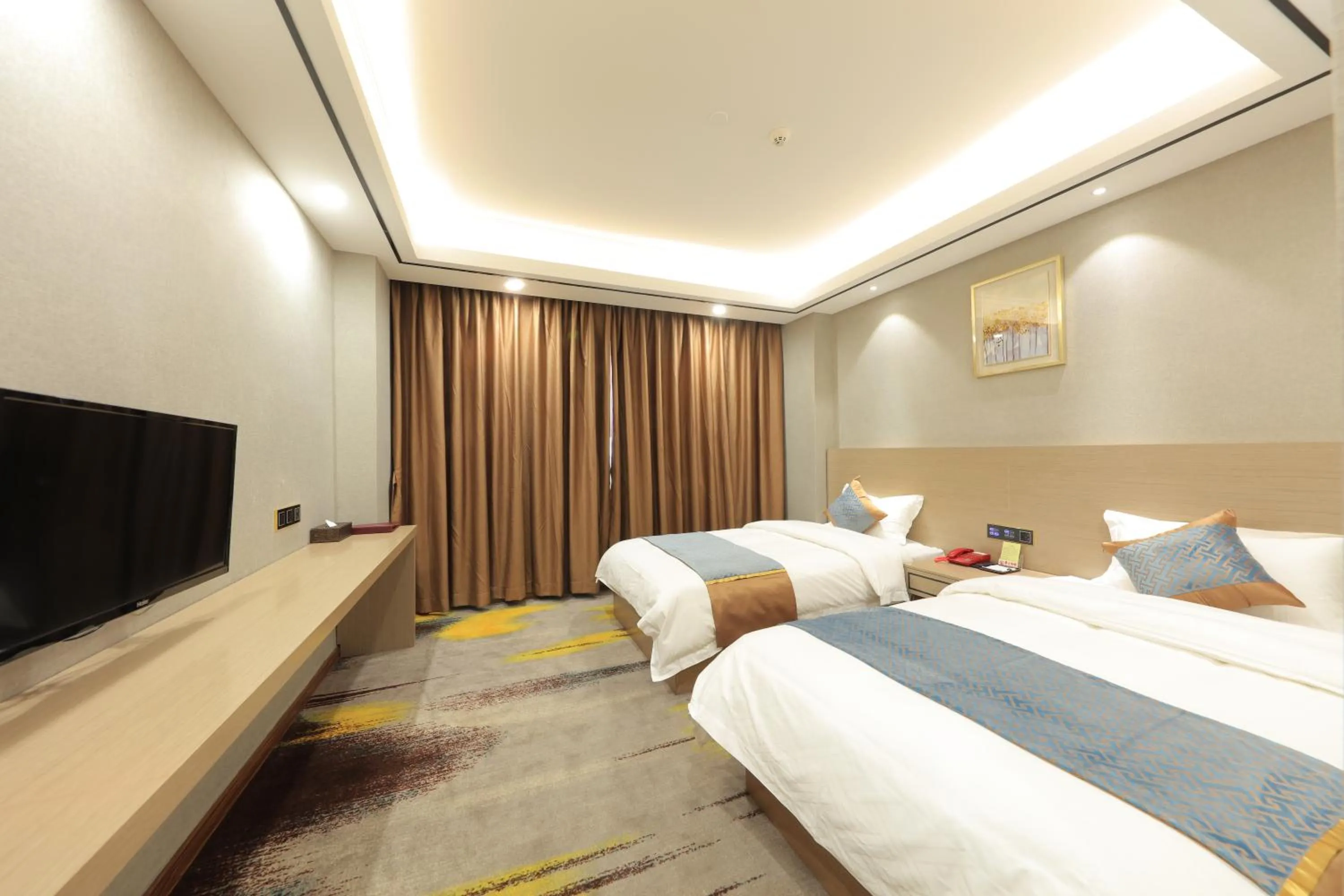 Photo of the whole room, Bed in Five Rams City Hotel