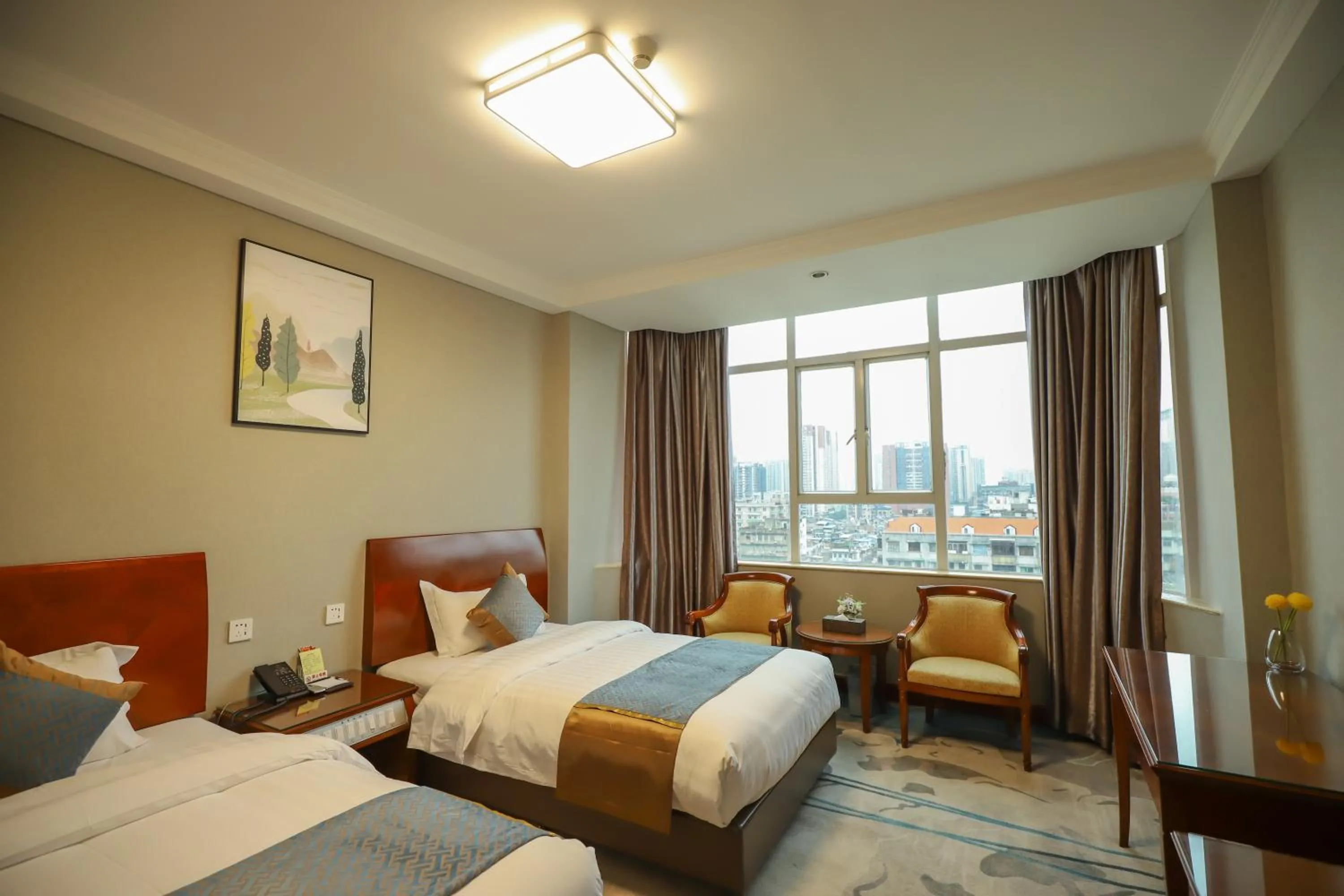 Photo of the whole room, Bed in Five Rams City Hotel