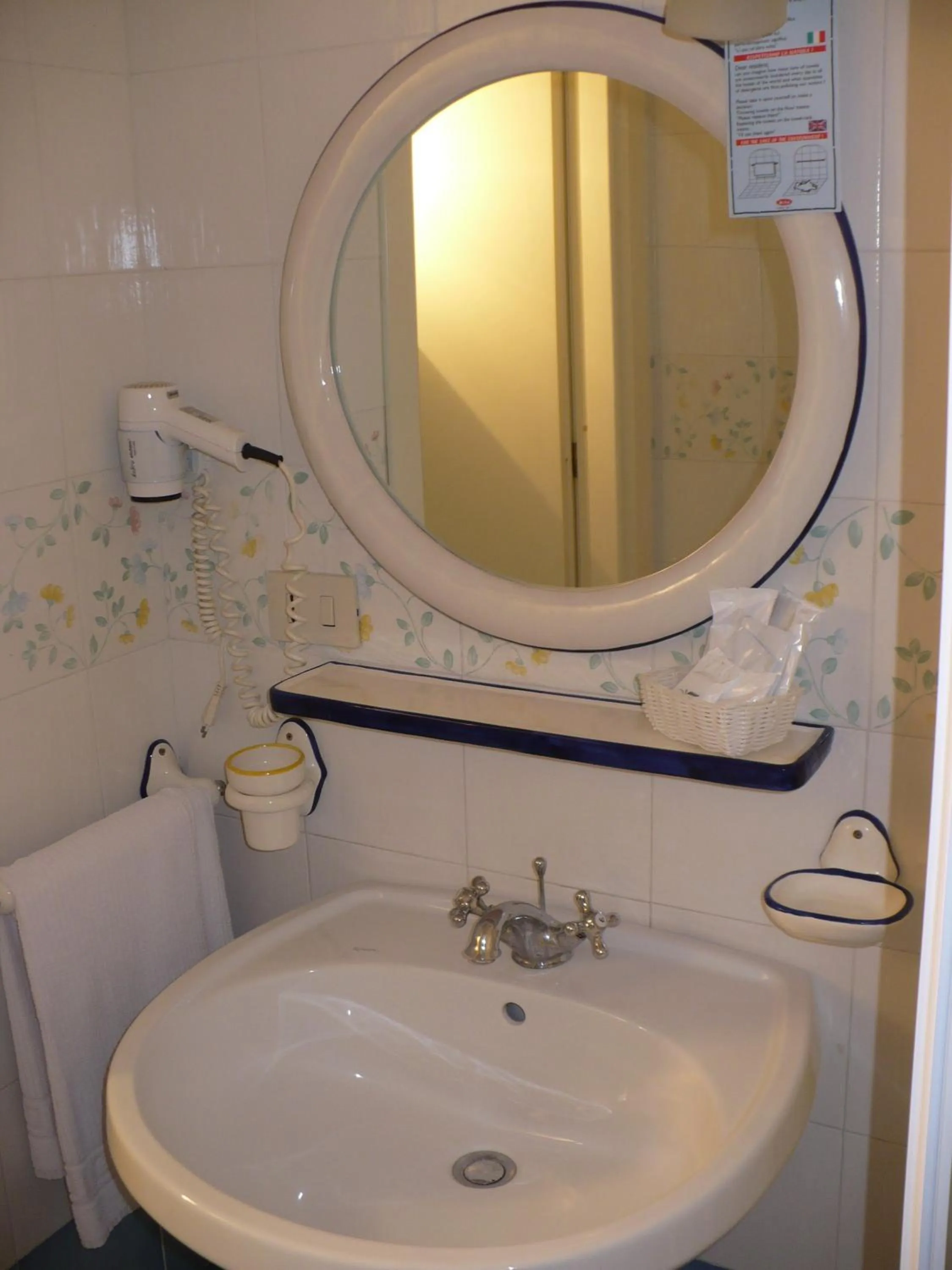 Toilet in Hotel Savoia