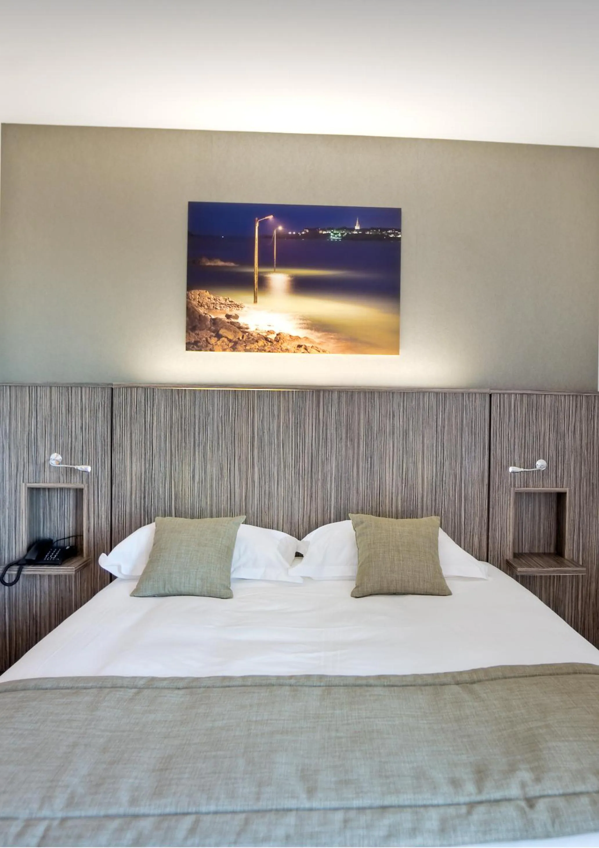 Bed in Mercure Saint Malo Balmoral